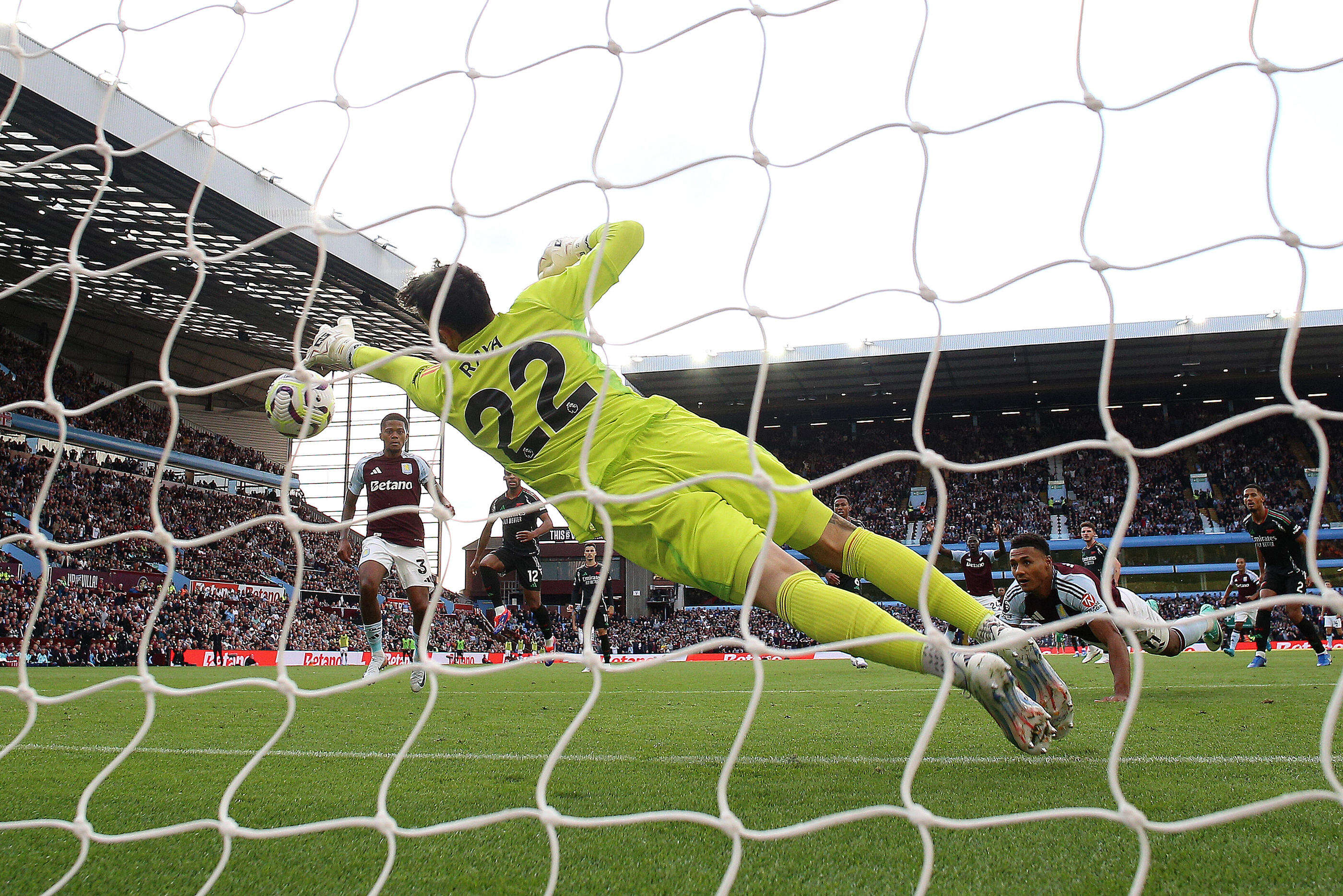 Premier League : l’incroyable arrêt de David Raya qui a sauvé Arsenal contre Aston Villa