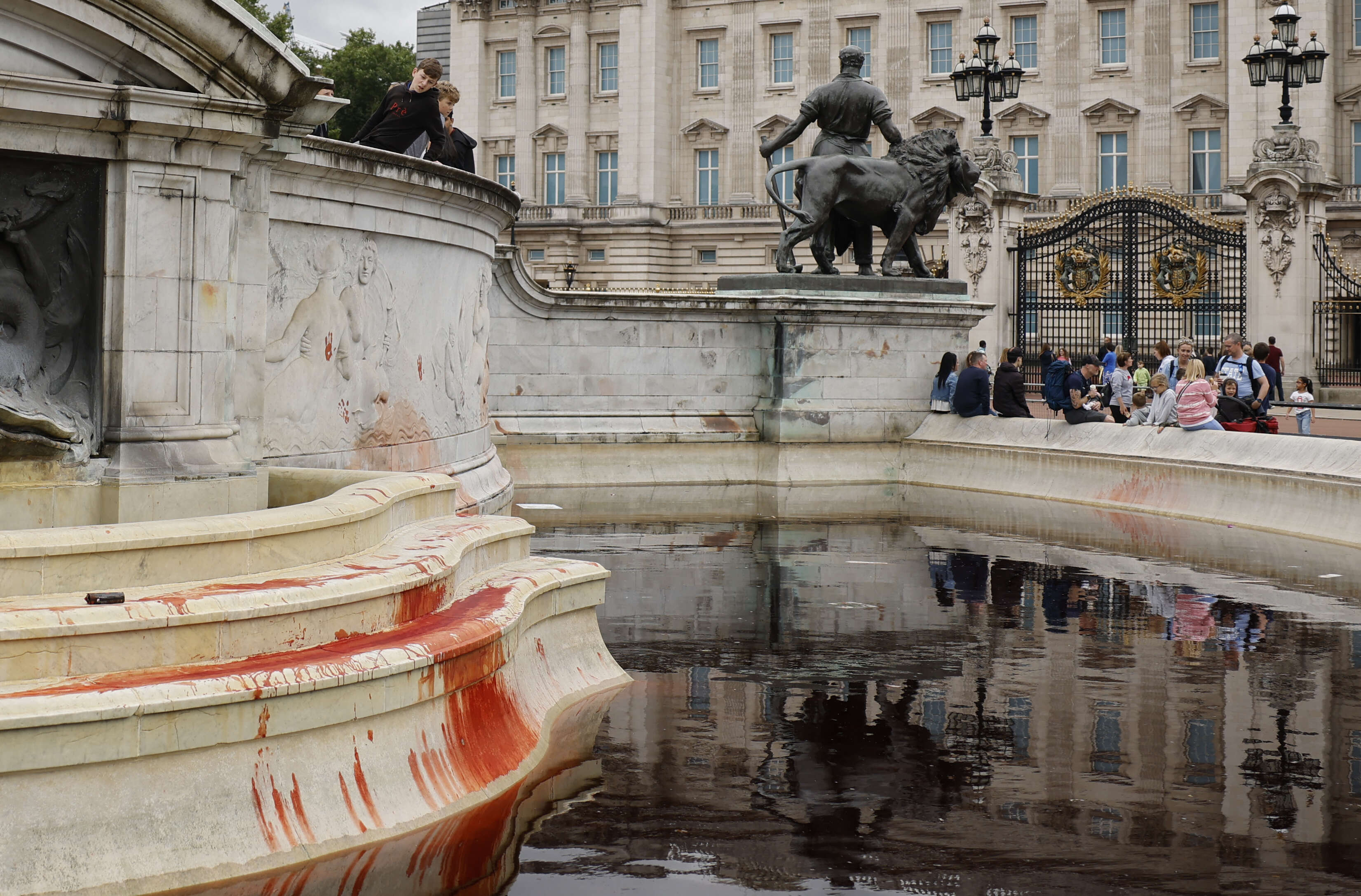 Royaume-Uni : cinq militants condamnés pour avoir versé un colorant rouge dans la fontaine de Buckingham Palace