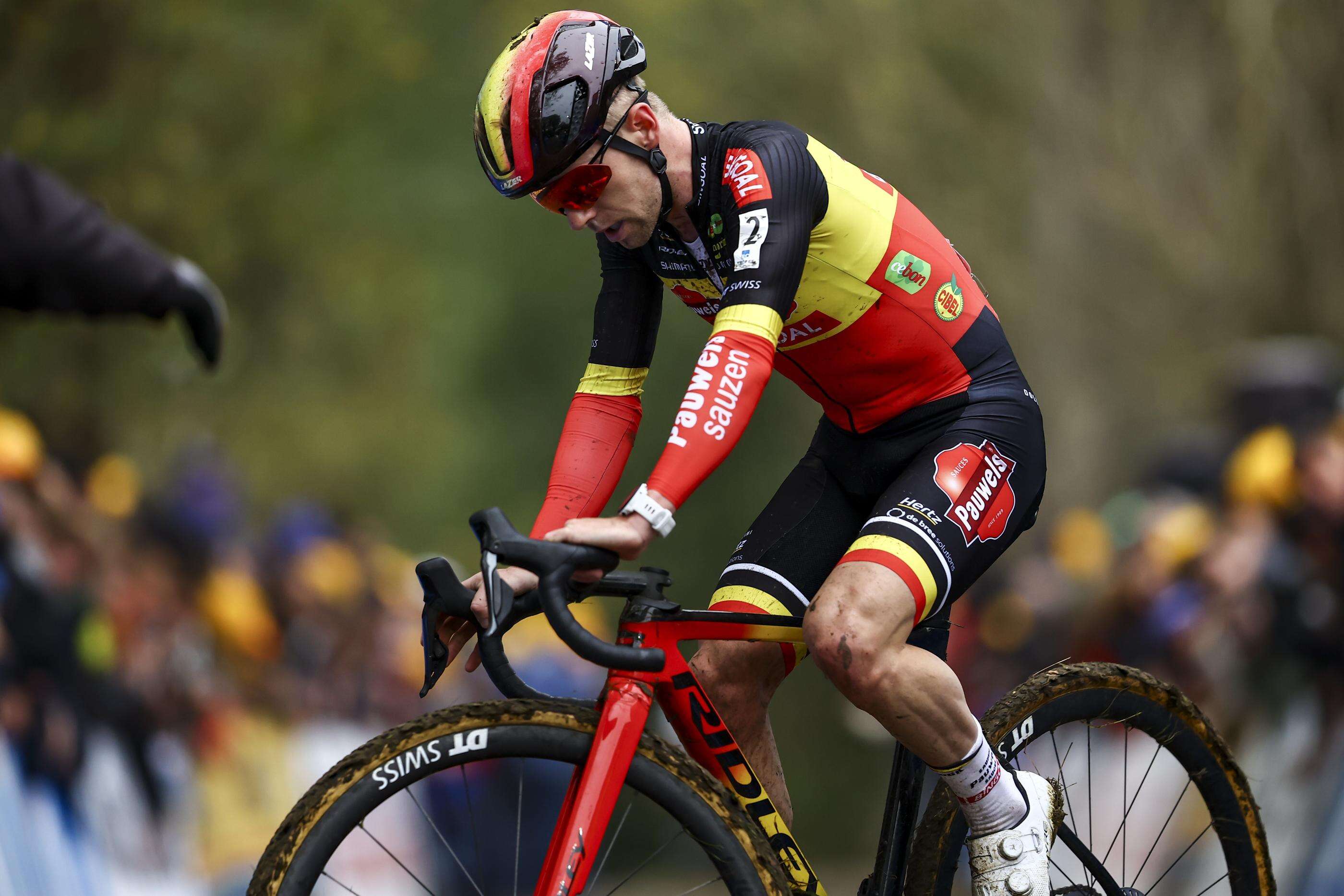 « Je l’ai reçu en plein visage » : un spectateur arrêté pour avoir jeté sa bière sur un coureur en cyclo-cross