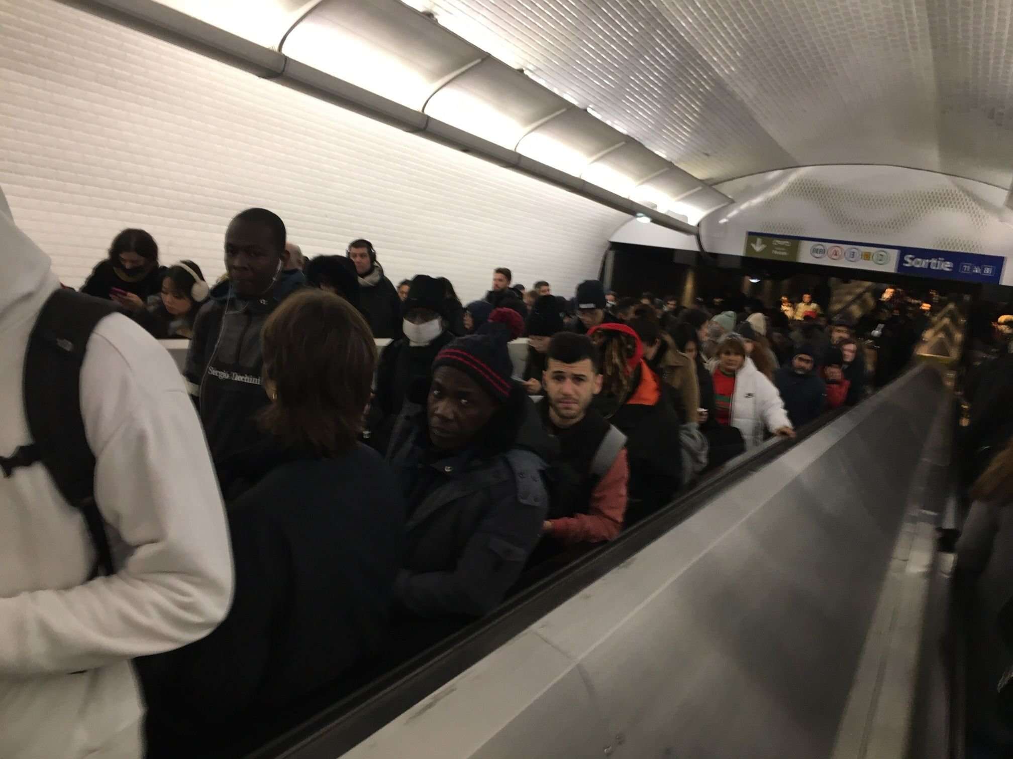 À Paris, les usagers du RER A grincent à nouveau des dents : « Les JO sont terminés donc on a rangé l’argenterie »