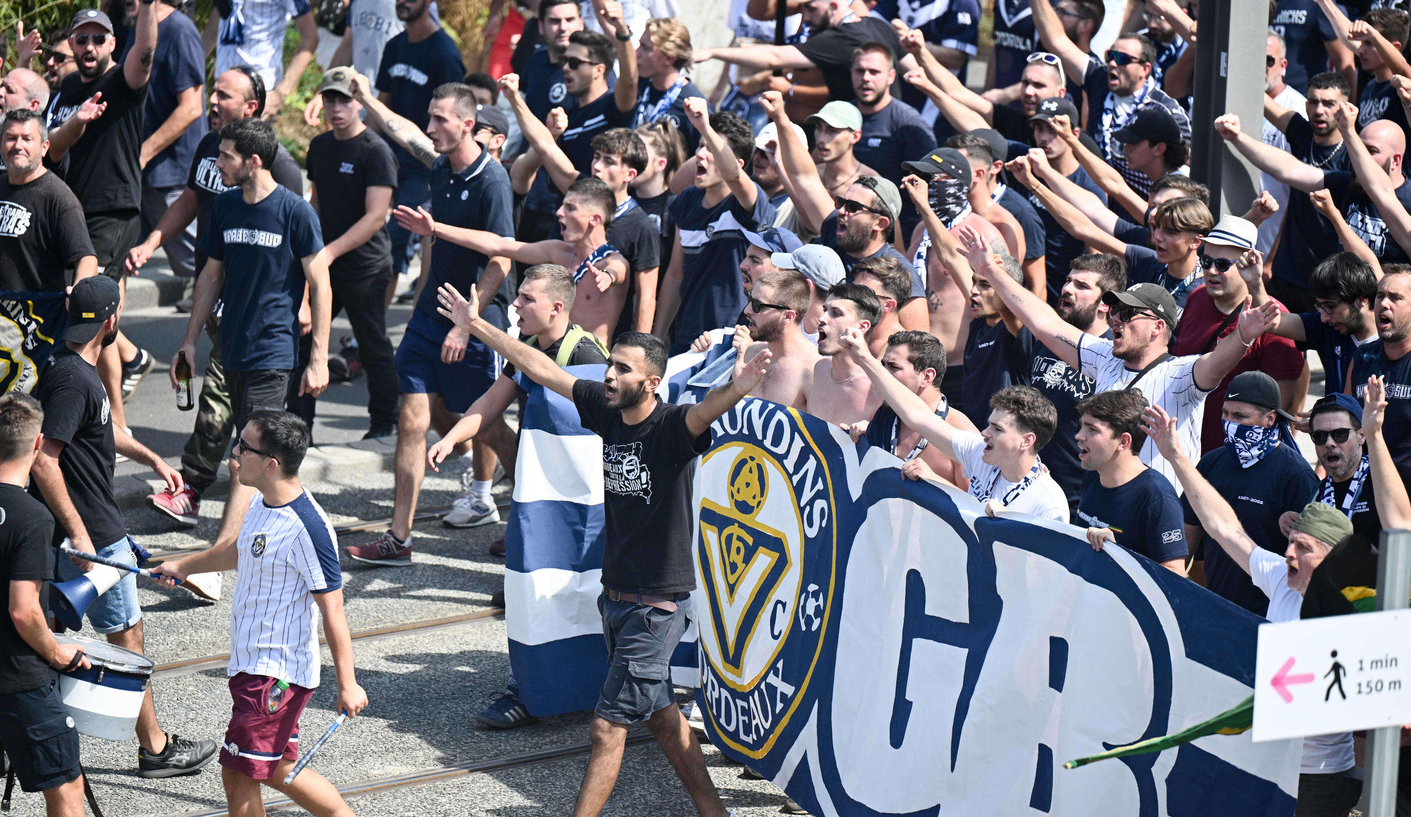 Bordeaux-Poitiers : les images du spectaculaire accueil des supporters bordelais avant le match de National 2