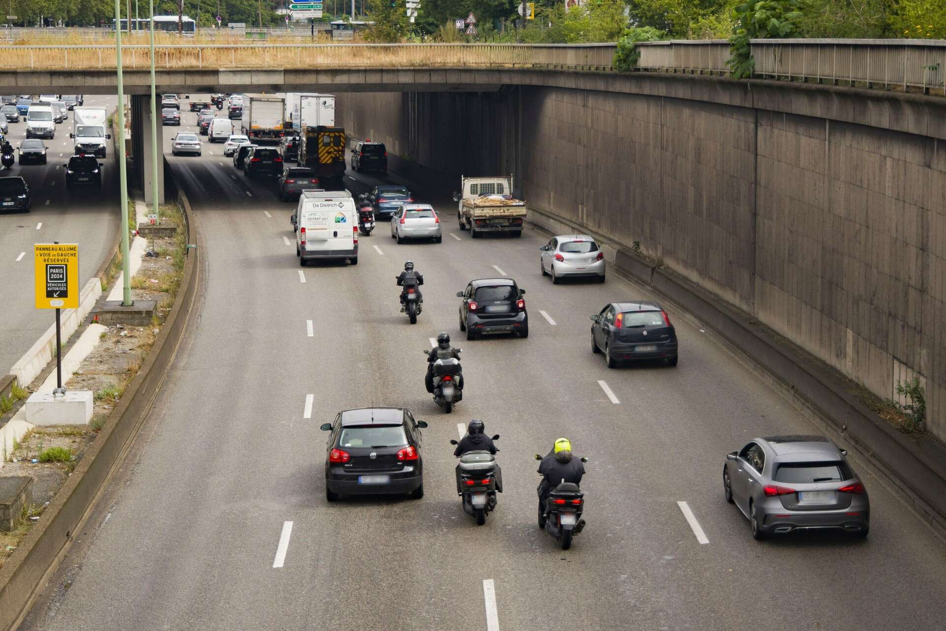 Même limité à 50 km/h, le périphérique parisien reste interdit aux « véhicules lents »… pour l’instant