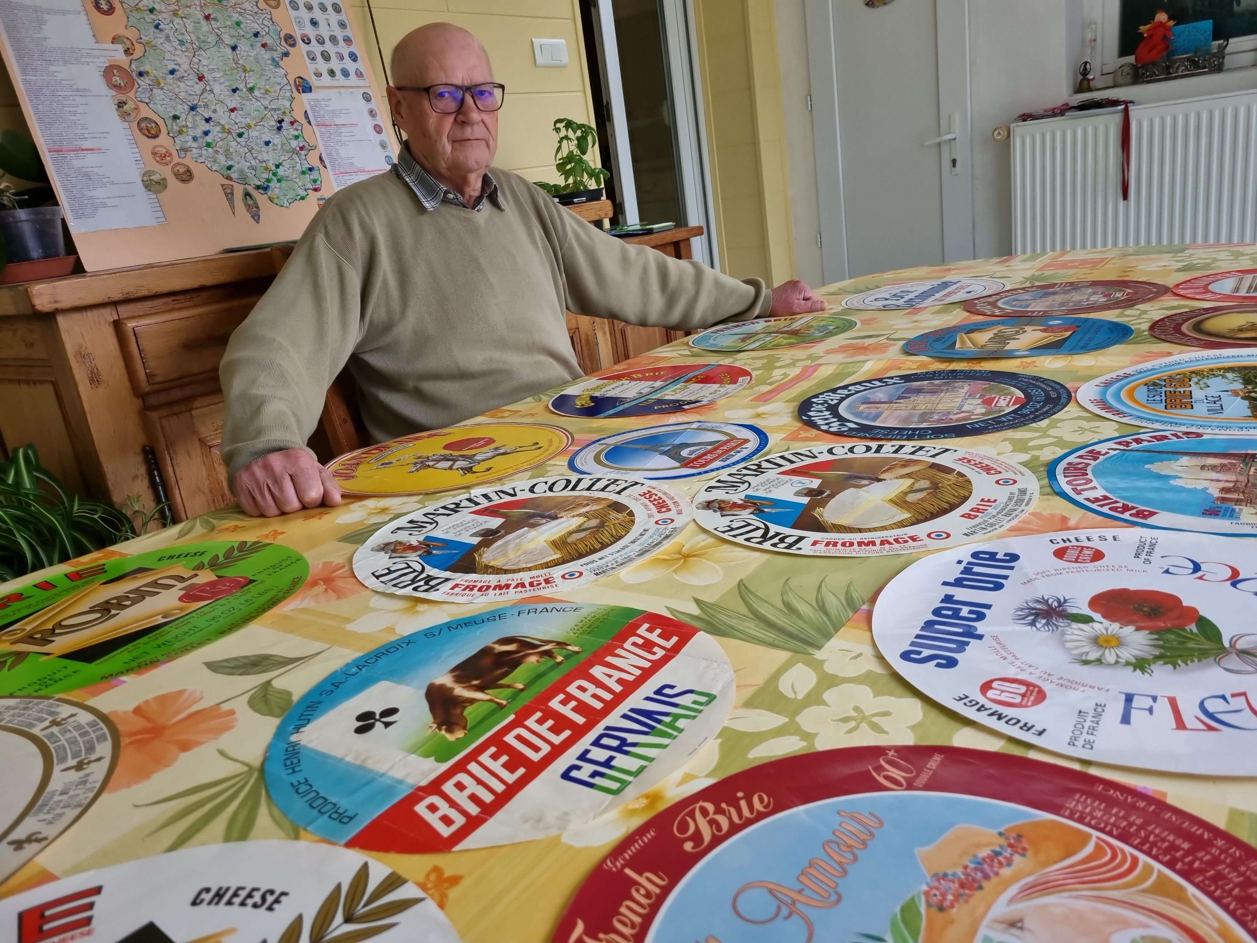 Collectionneur d’étiquettes de fromages, ce retraité de la Meuse en possède près de 10 000