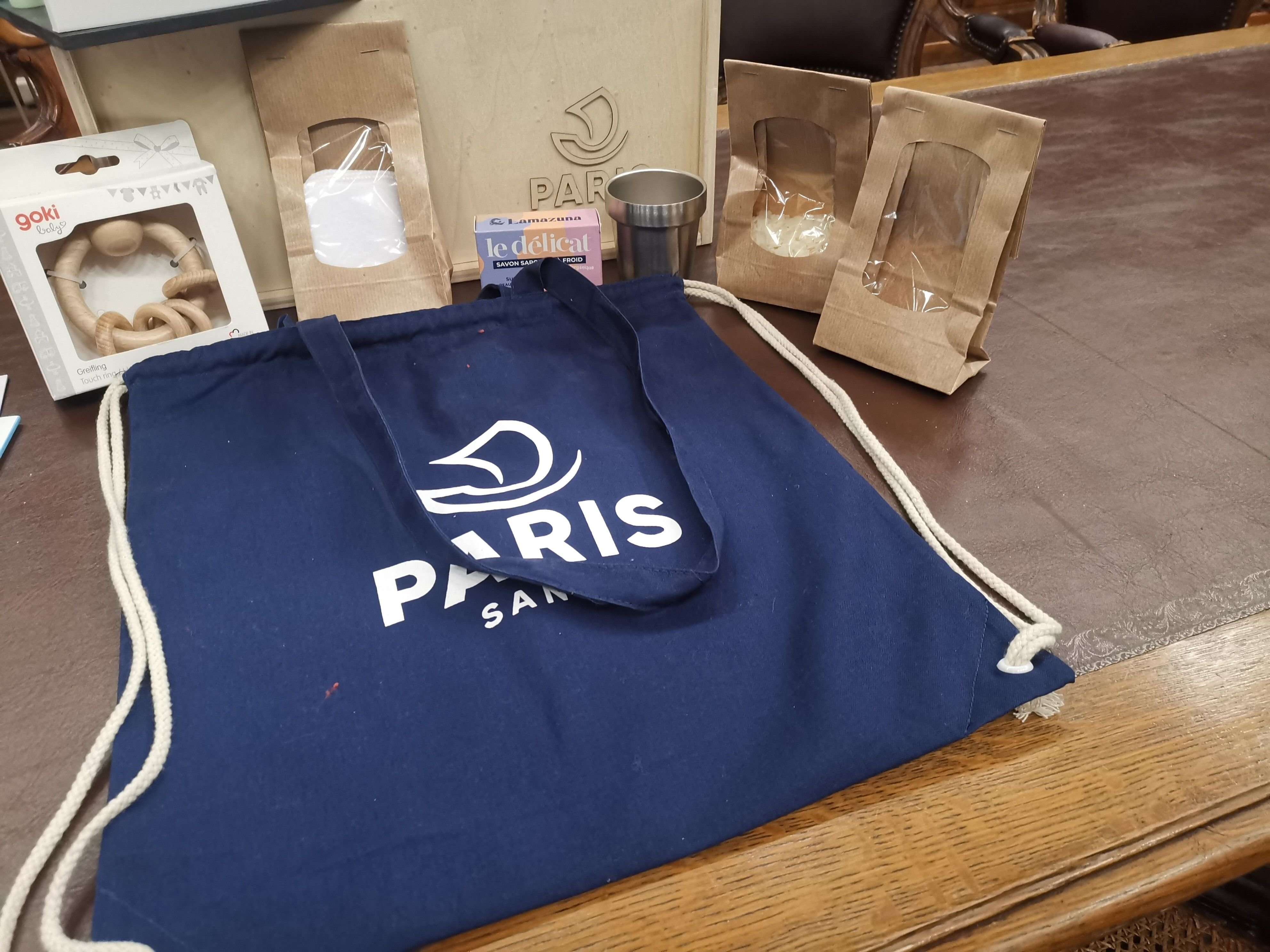 Hochet en bois, gobelet en inox… La mairie de Paris va distribuer des « mallettes pour la santé des bébés »