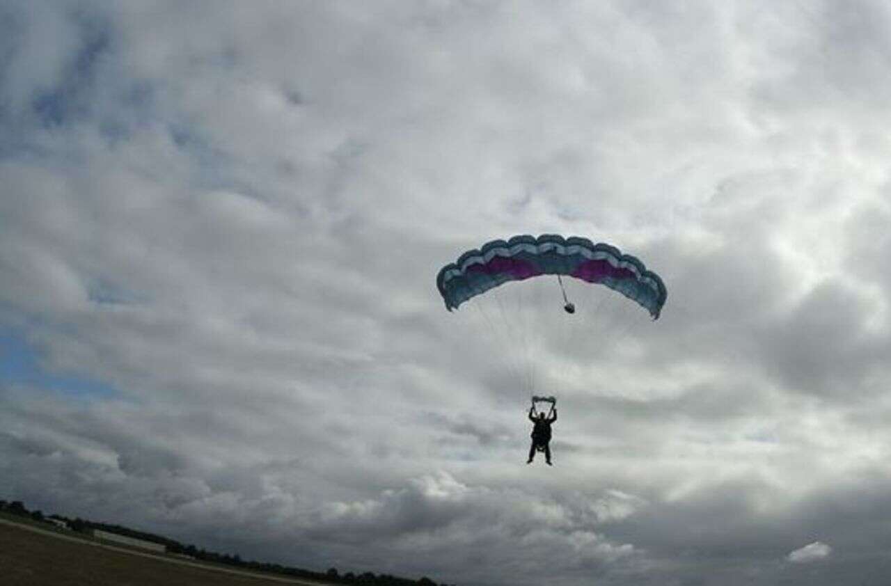 Une femme se tue lors d’un saut d’initiation au parachute en Belgique