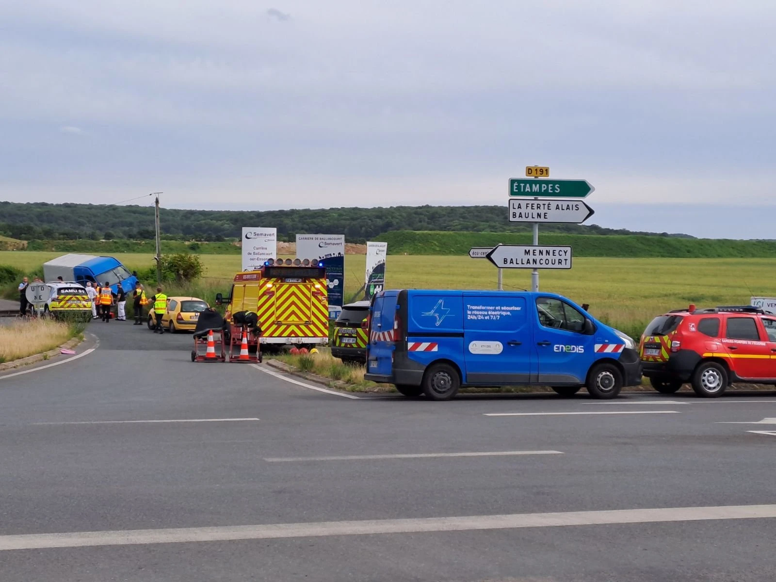 Essonne : un homme meurt après avoir percuté un poteau haute tension, 50 personnes coincées à la déchetterie