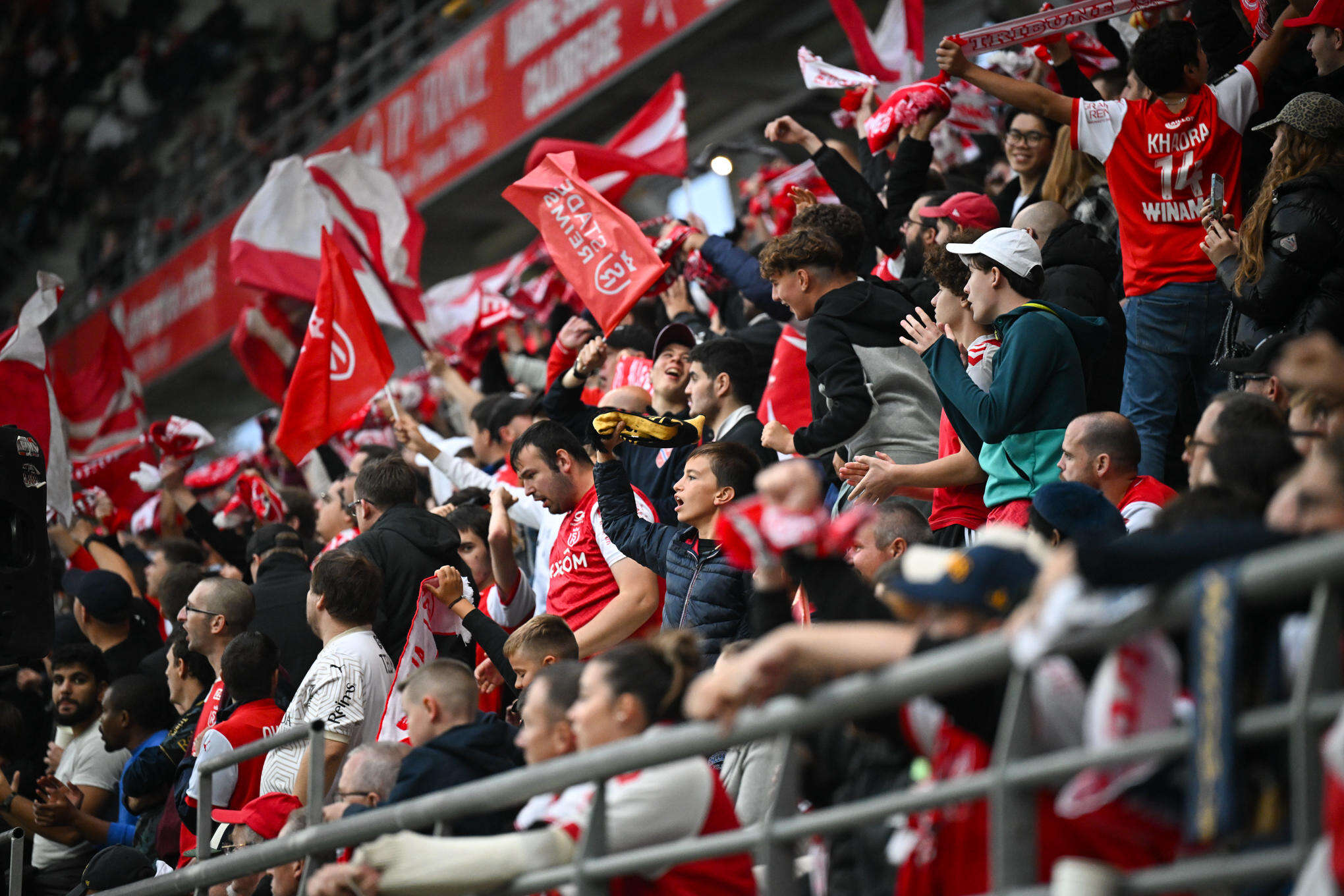 Lancer de maillots, voiture à gagner… L’inédite opération « Bonus supporters » de Reims pour remplir son stade