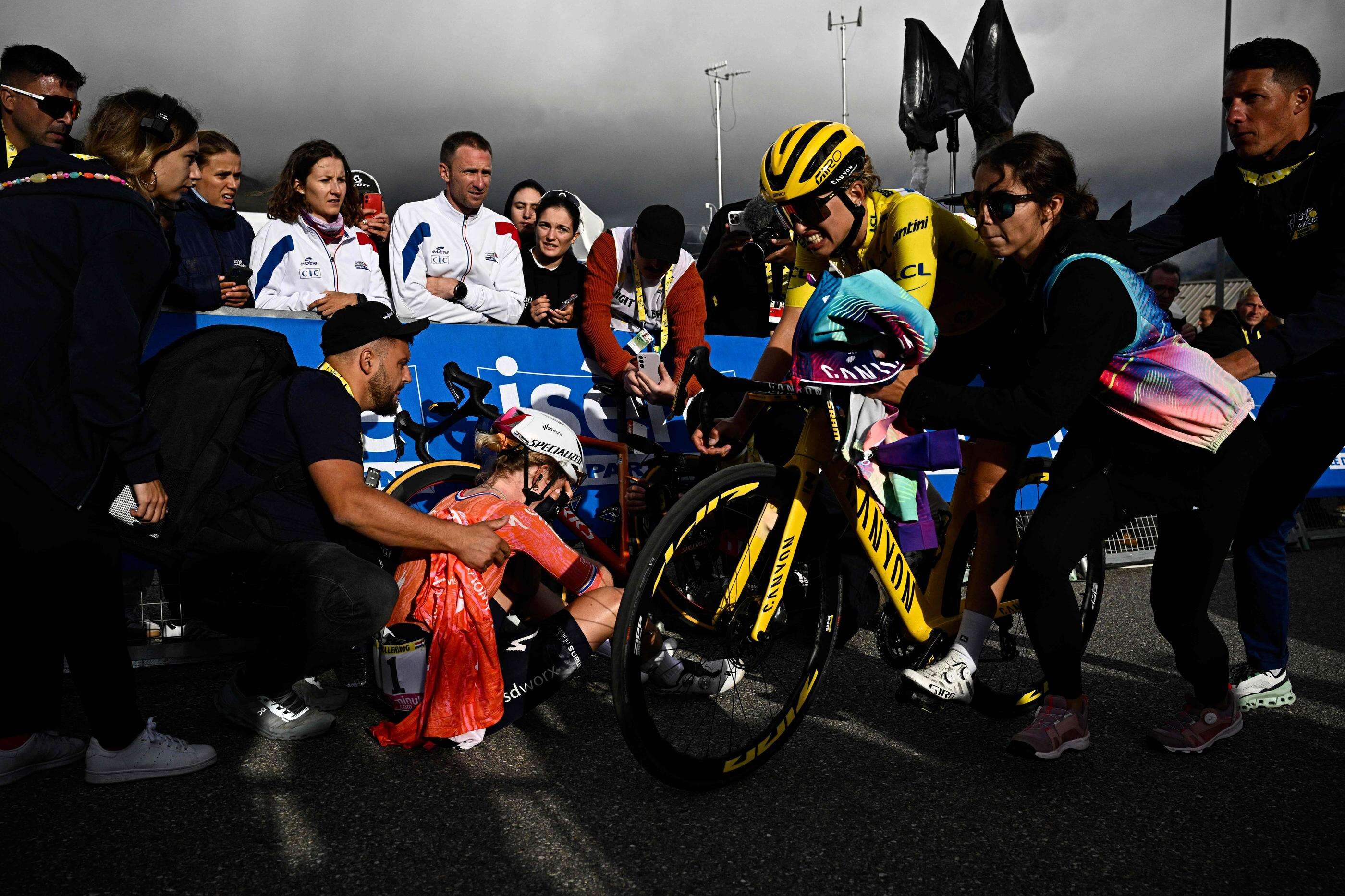 Podium en 10 secondes, larmes de Niewiadoma et Vollering… Les images du final de folie du Tour de France femmes