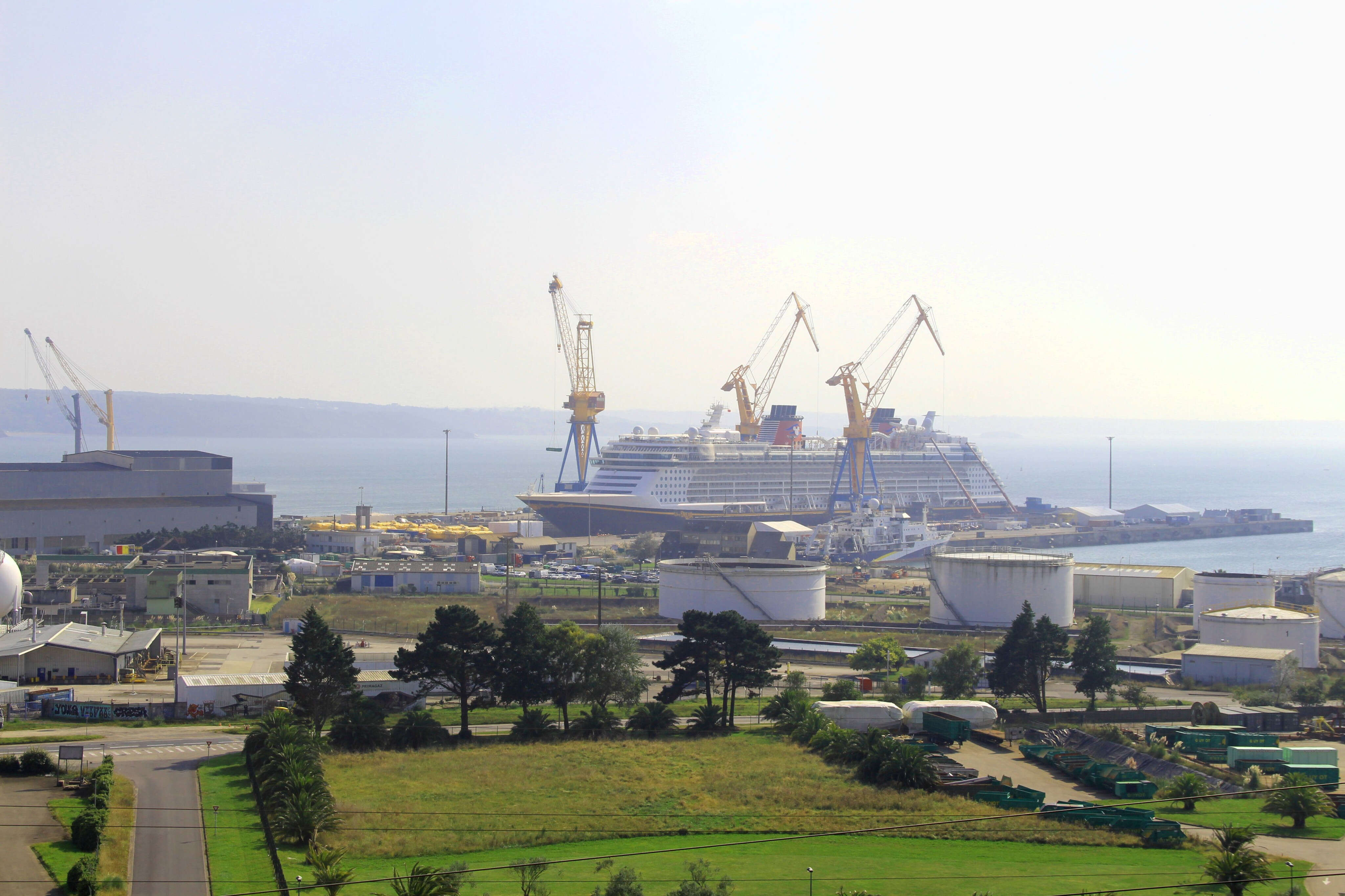 La rénovation du paquebot Disney Dream dans le port de Brest réveille les opposants aux croisières de luxe