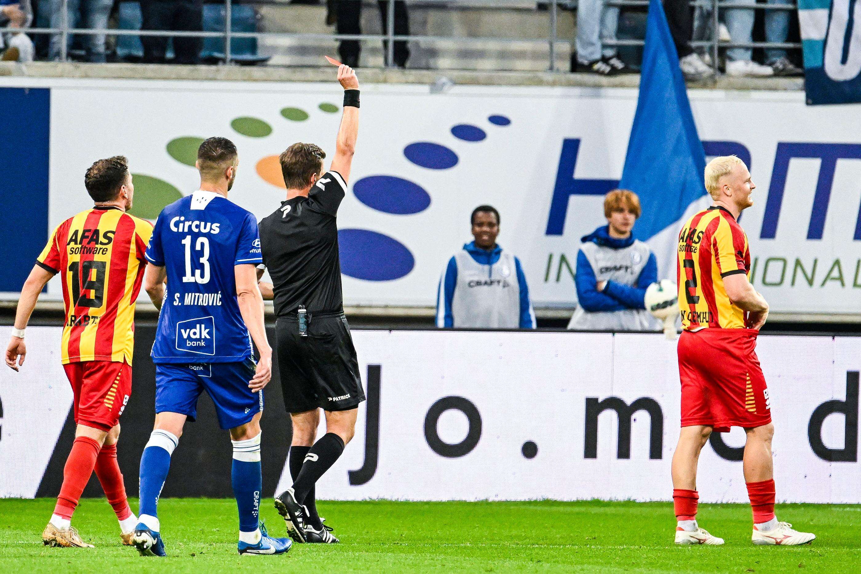 Football : exclu en 15 secondes… Le drôle de match d’un joueur de Malines