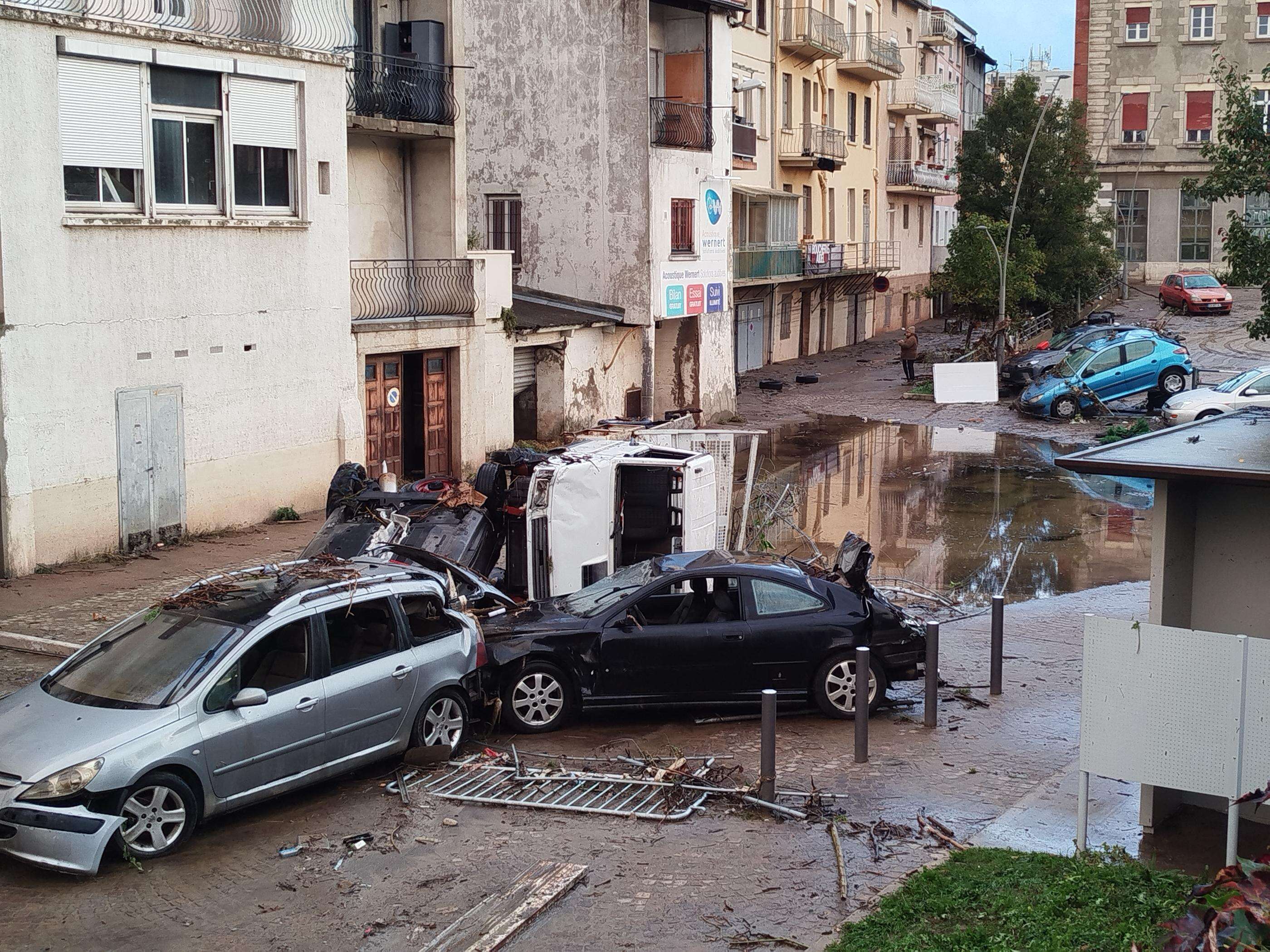 VIDÉO. « Tout est foutu » : voitures retournées, boutiques saccagées... les sinistrés face aux dégâts des inondations