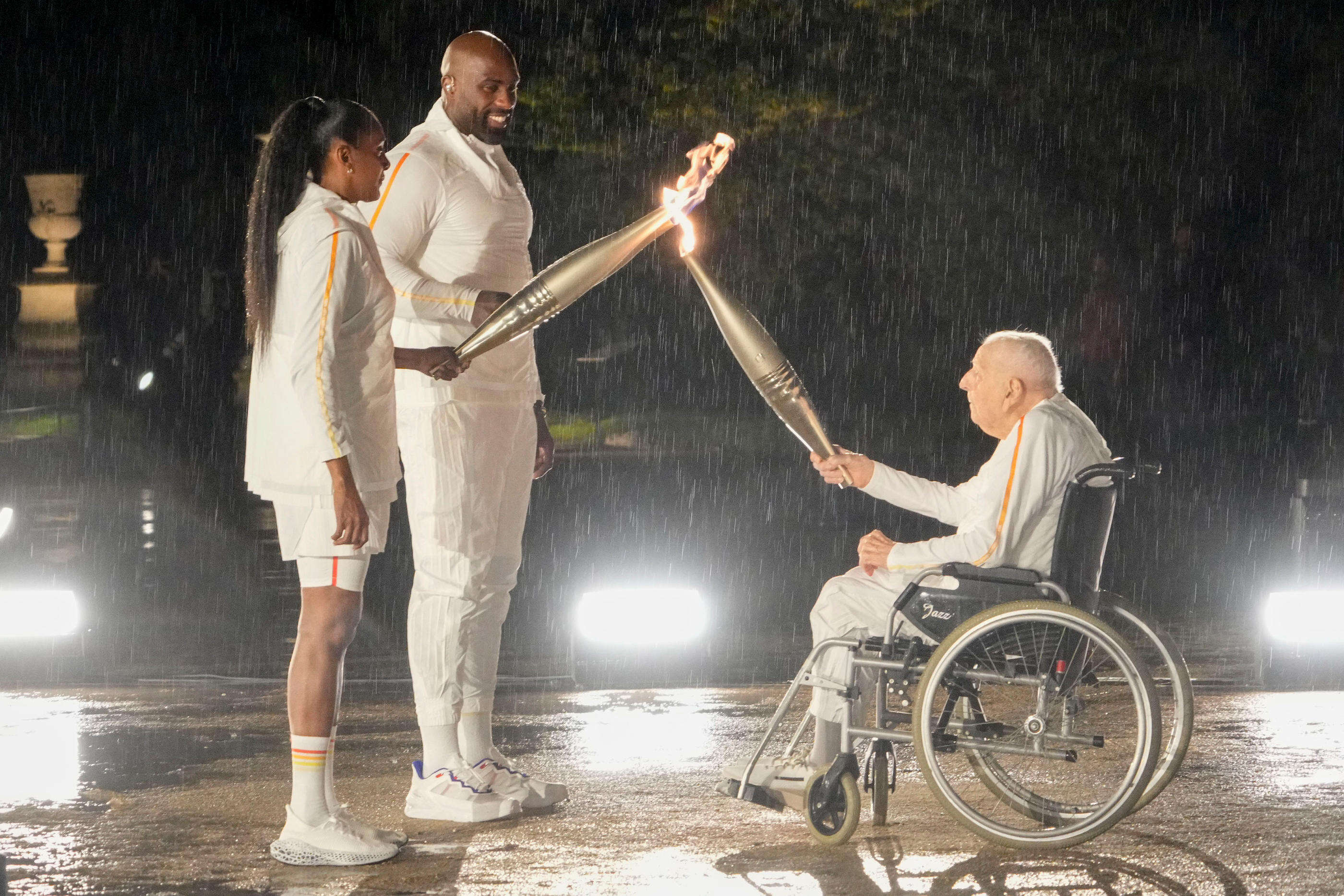 « Je ne sais pas comment te dire merci » : quand Marie-José Pérec, en larmes, apprend qu’elle allumera la vasque olympique