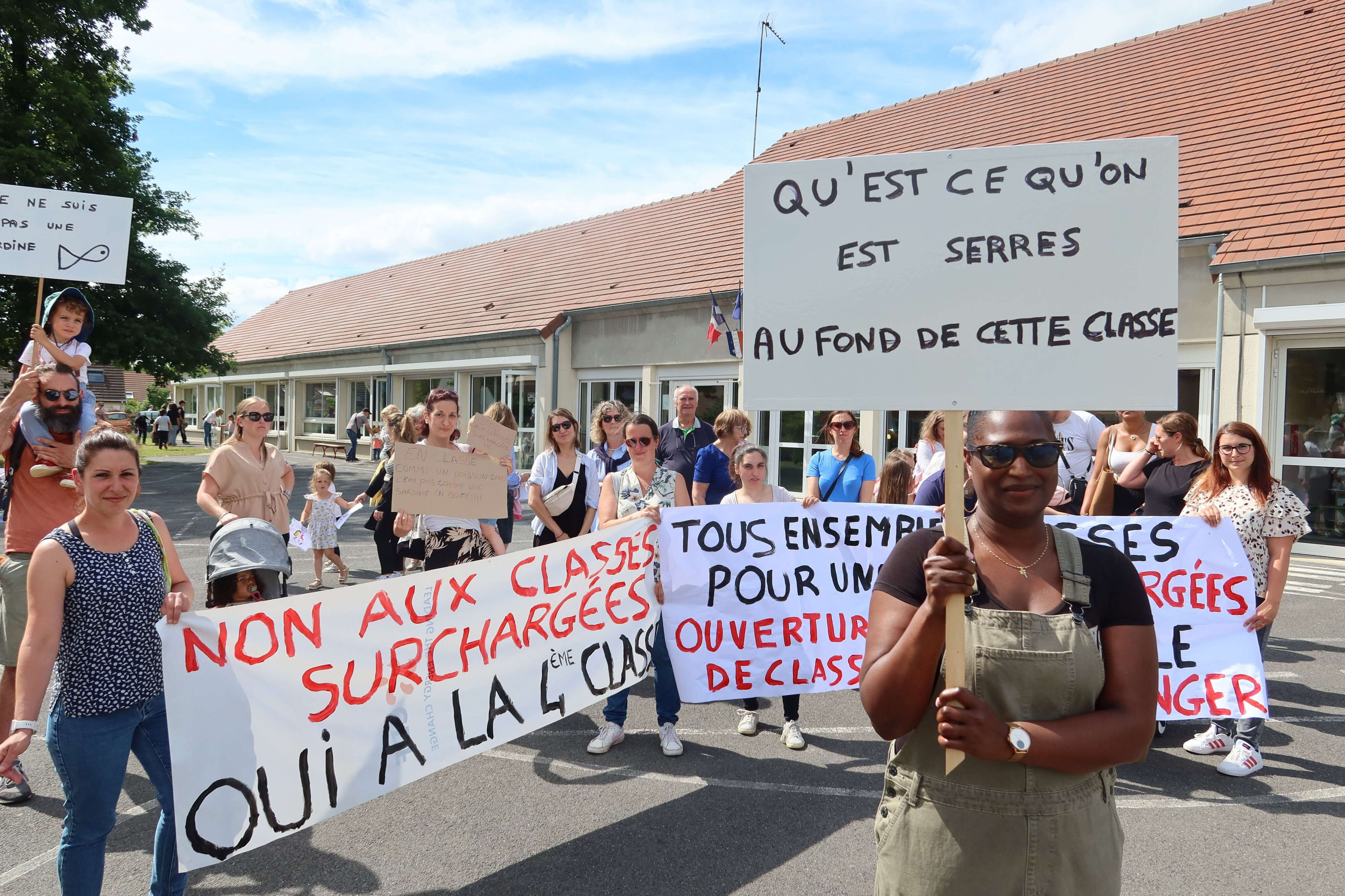 « Moins d’un mètre carré par enfant ! » : dans ce village, les parents d’élèves réclament une ouverture de classe