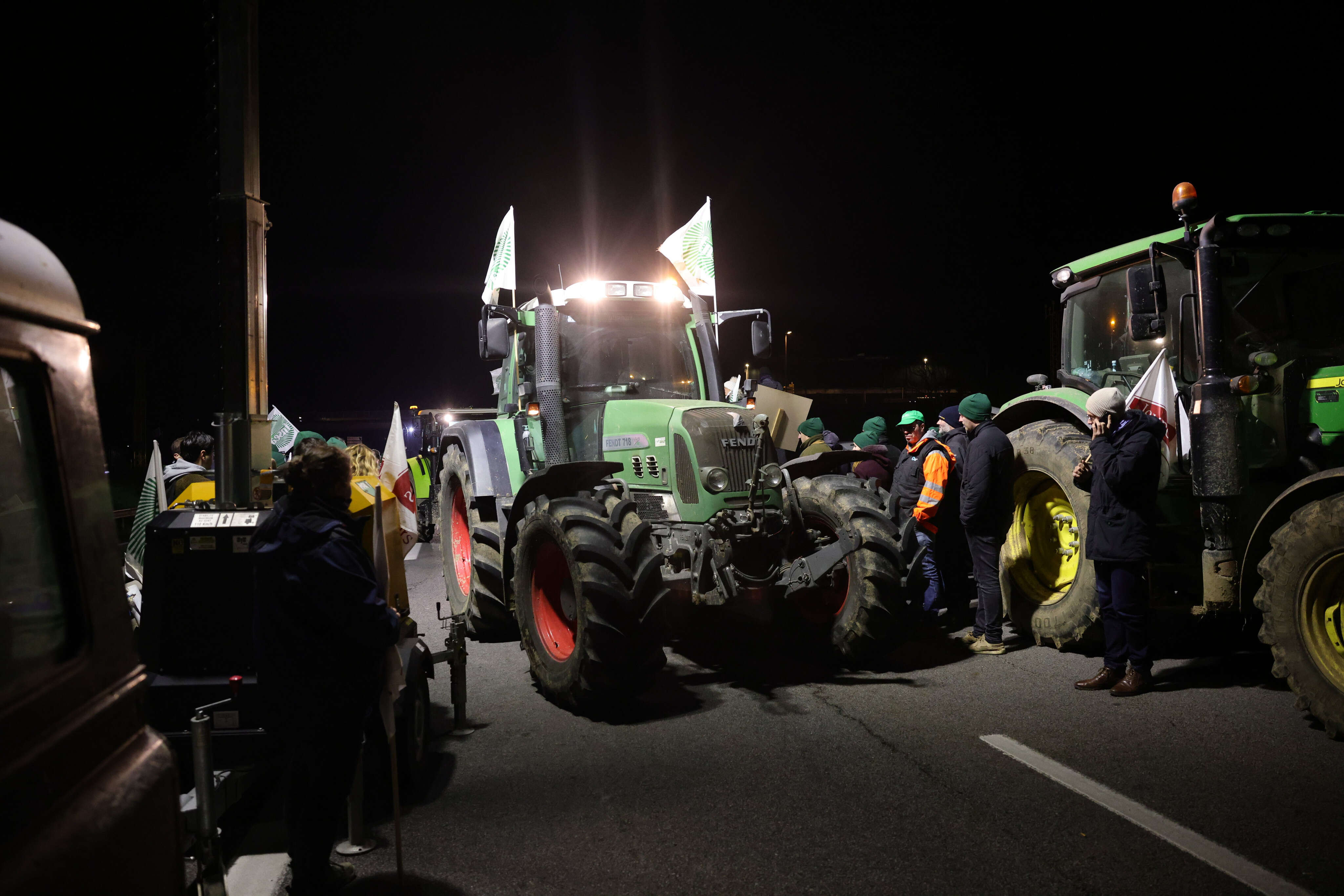 Agriculteurs : feux de la colère, occupations de ronds-points… les manifestations prévues ce lundi