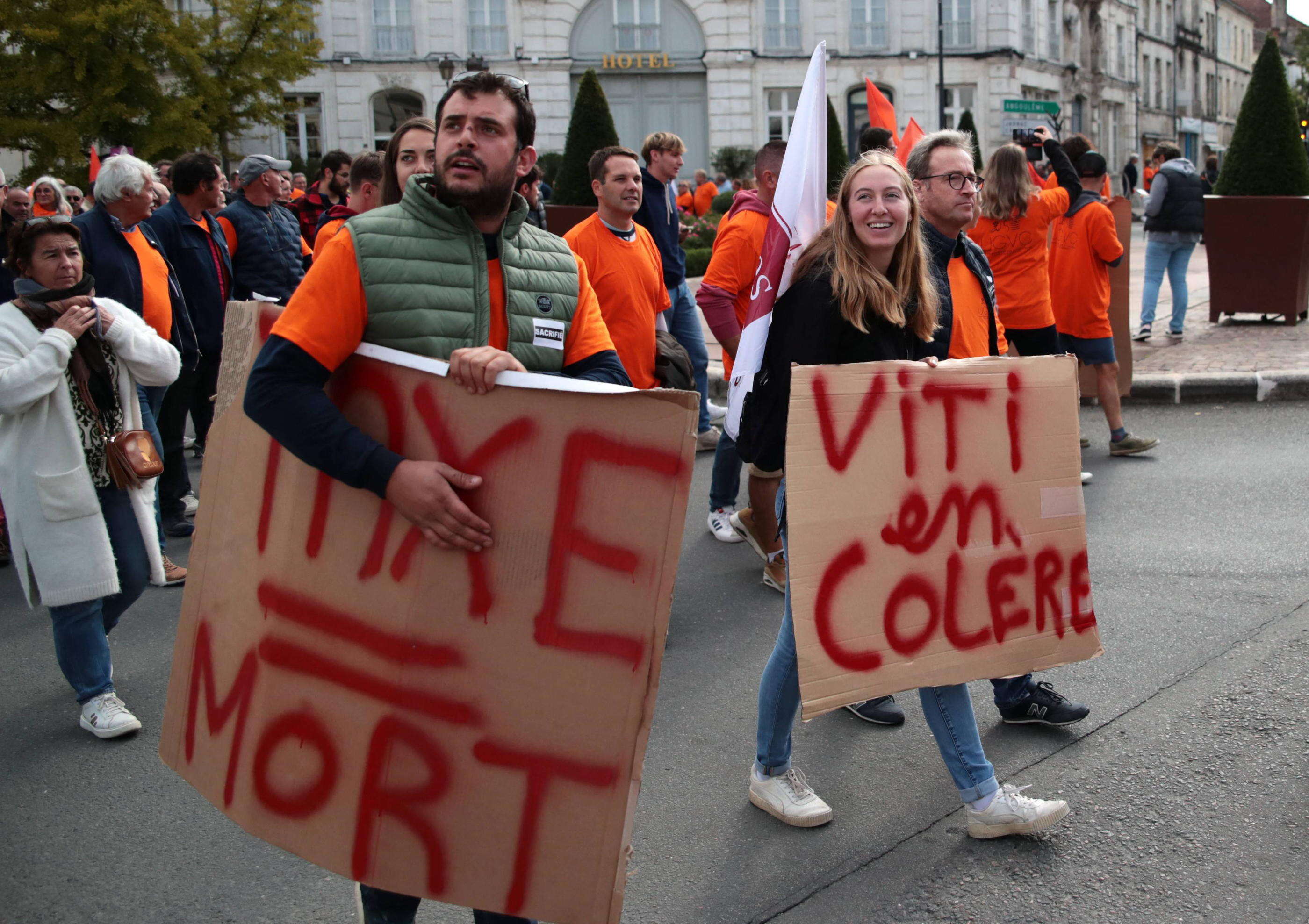 Cognac : les viticulteurs en crise, dans la rue pour la première fois depuis 1998, veulent rencontrer Barnier