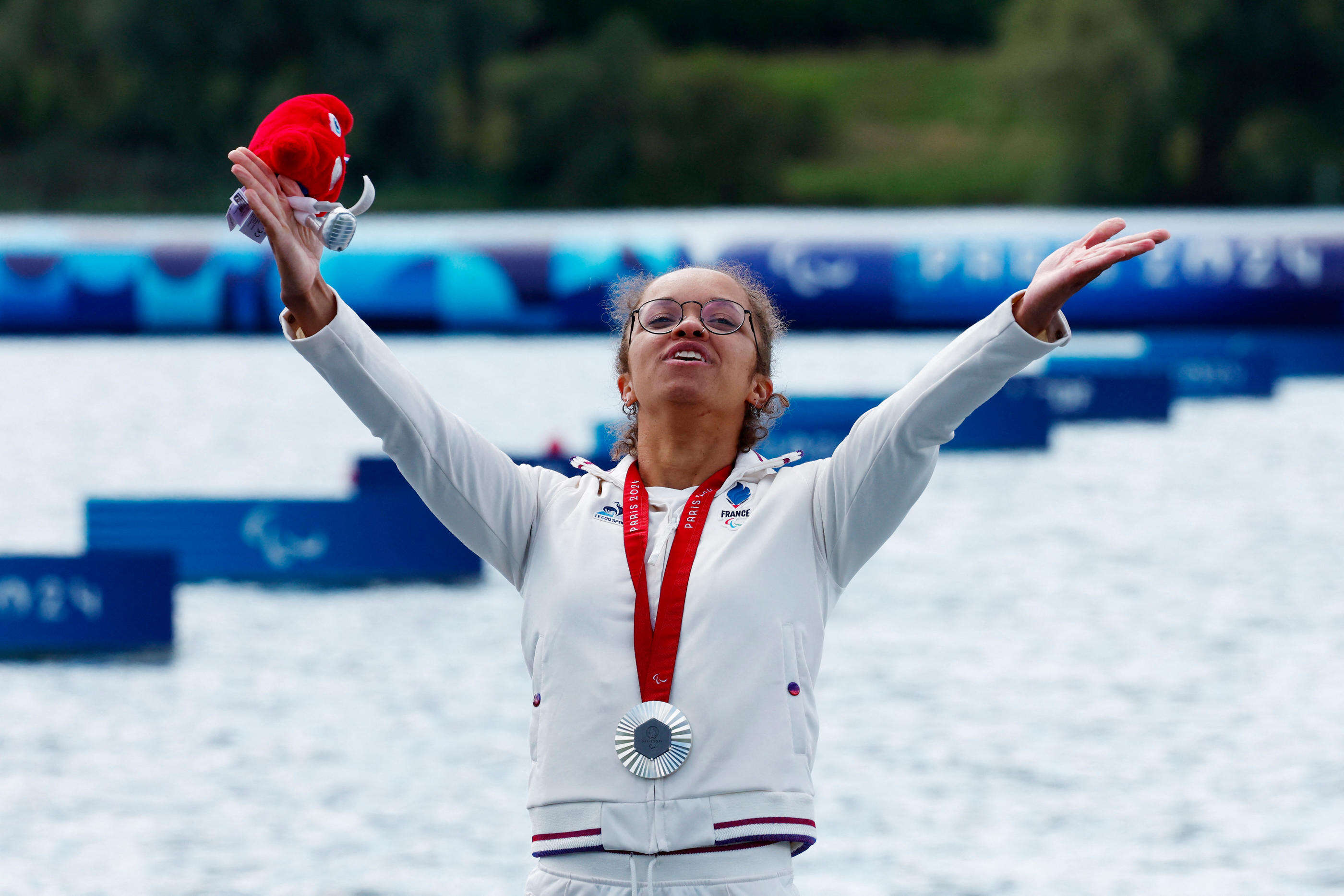 Jeux paralympiques : « Un exemple à suivre », Nélia Barbosa, dernière médaillée française, décroche l’argent en canoë