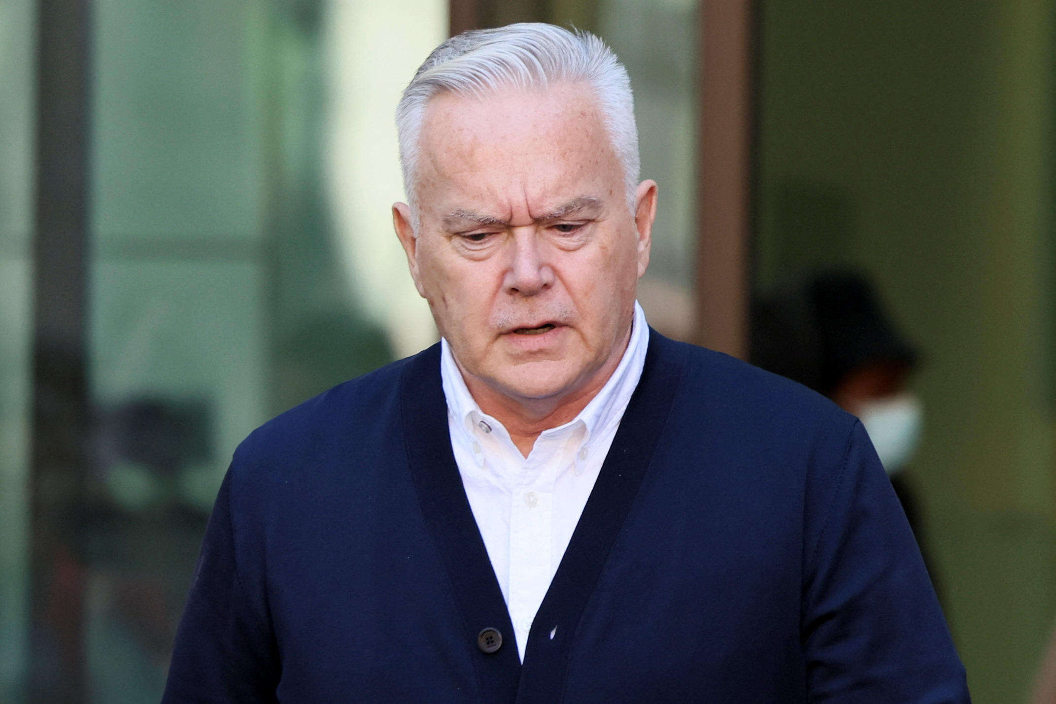 Pédopornographie : l’ex-présentateur star de la BBC Huw Edwards condamné à six mois de prison avec sursis