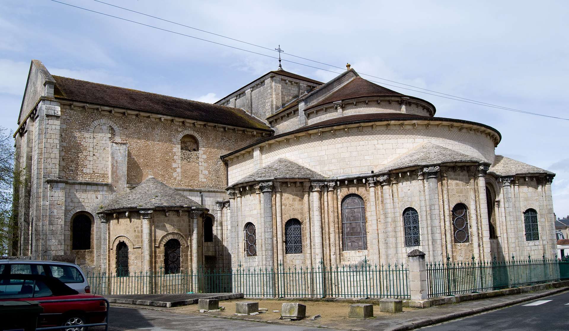 Un suspect déféré après l’« incendie volontaire » d’une église près de Poitiers classée à l’Unesco