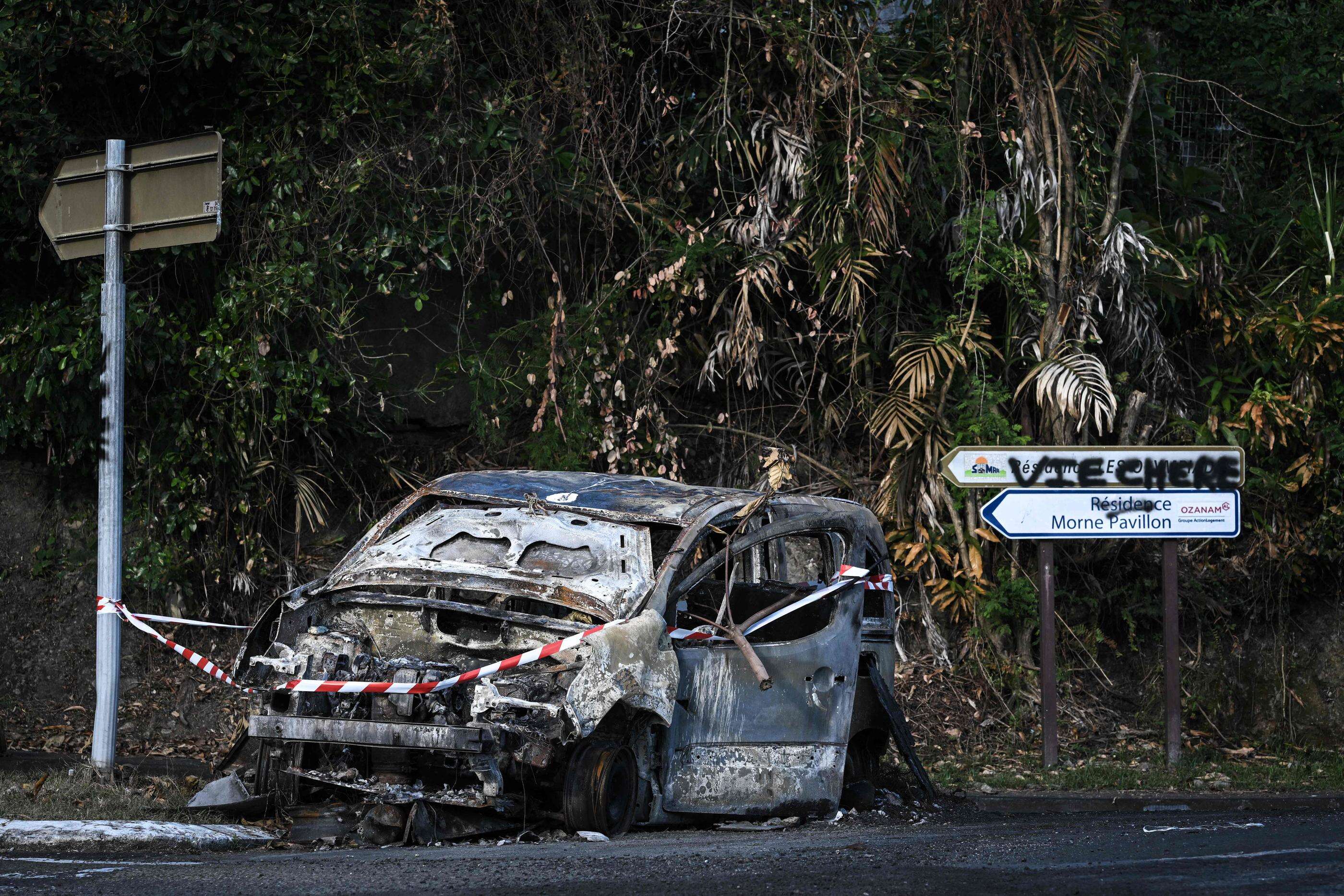 Véhicules incendiés, barrages, arrestations… Nouvelle nuit de tensions en Martinique