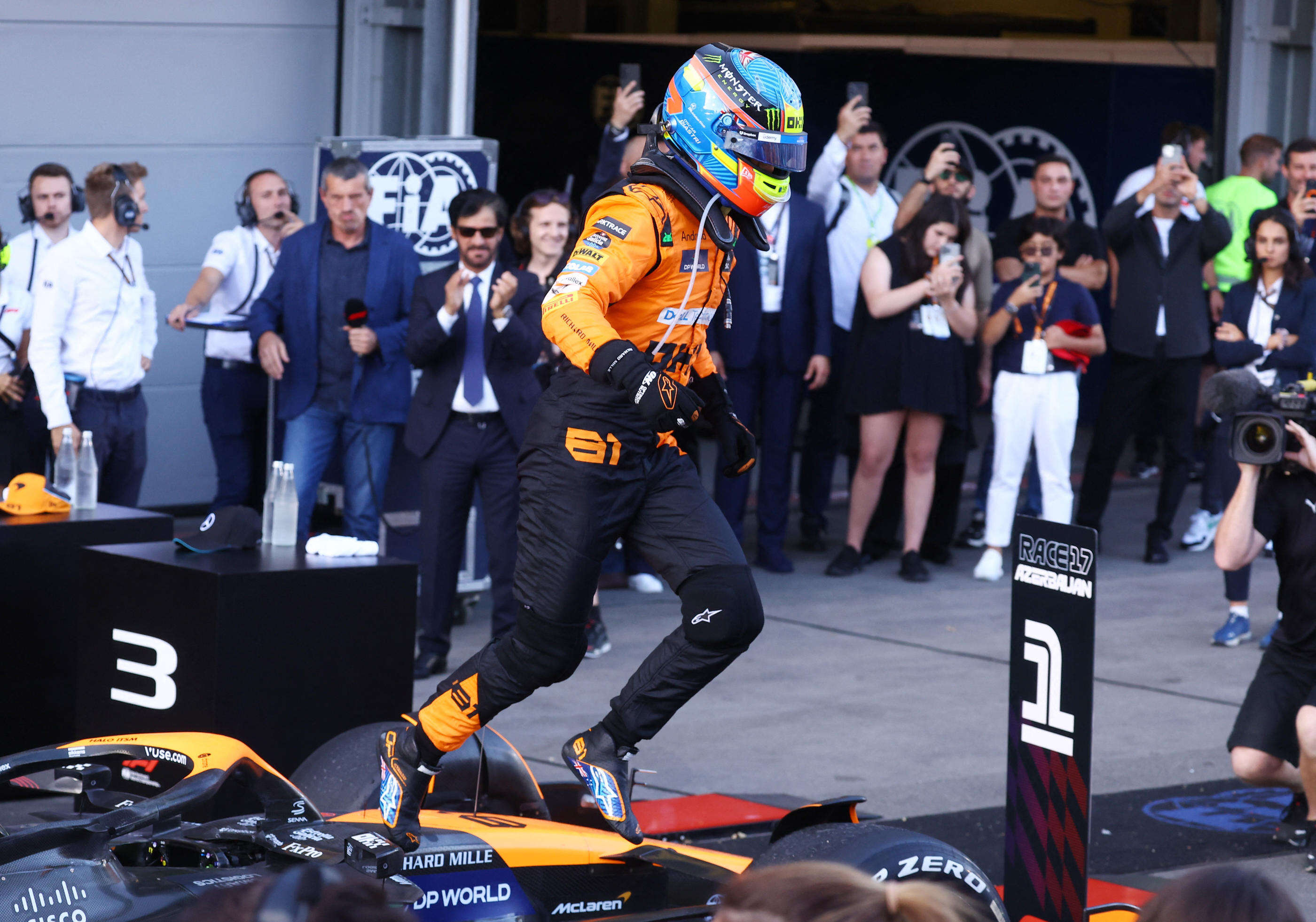 Formule 1, GP d’Azerbaïdjan : Piastri devance Leclerc et remporte le deuxième Grand Prix de sa carrière à Bakou