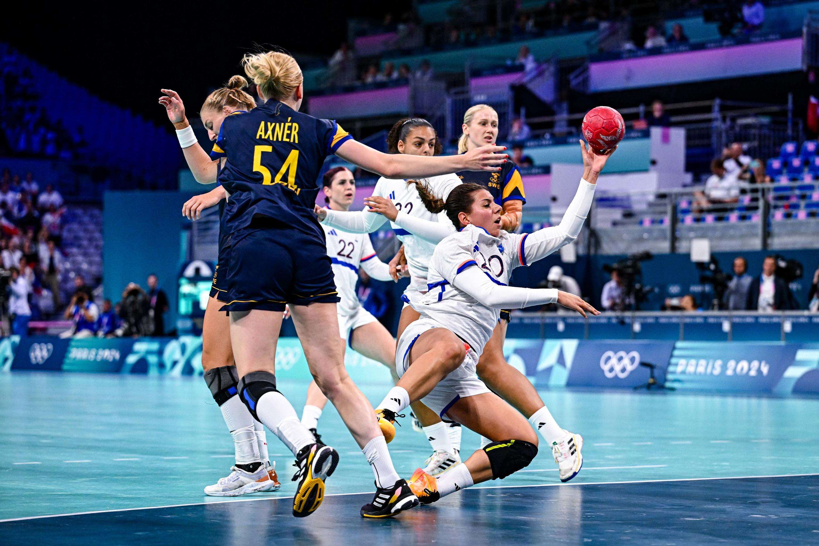 JO Paris 2024, hand : les Bleues se qualifient pour une nouvelle finale au bout du suspense contre la Suède (31-28)