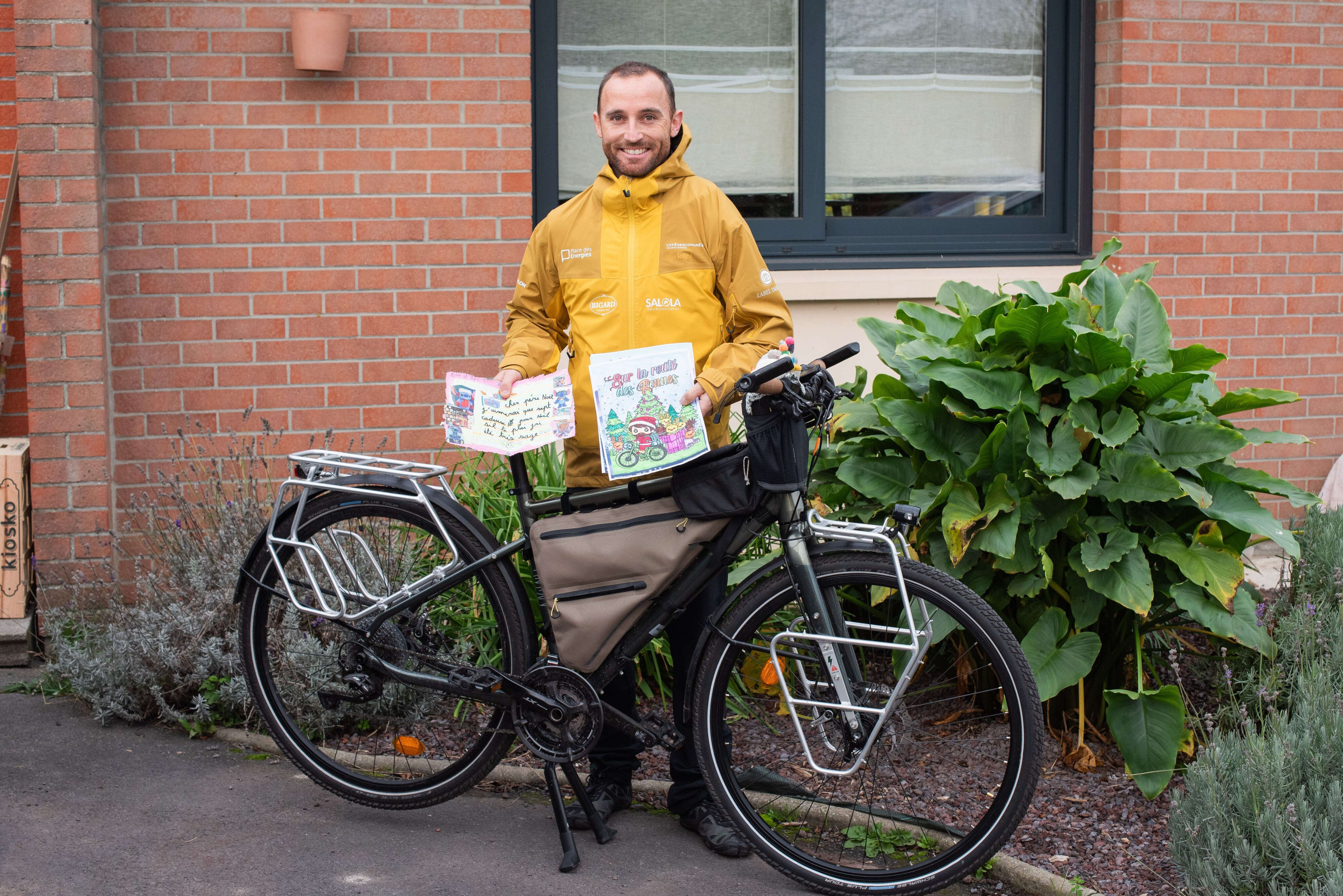 Nord : depuis Valenciennes, ce cycliste va parcourir 3000 km pour livrer 2000 lettres d’enfants au Père Noël