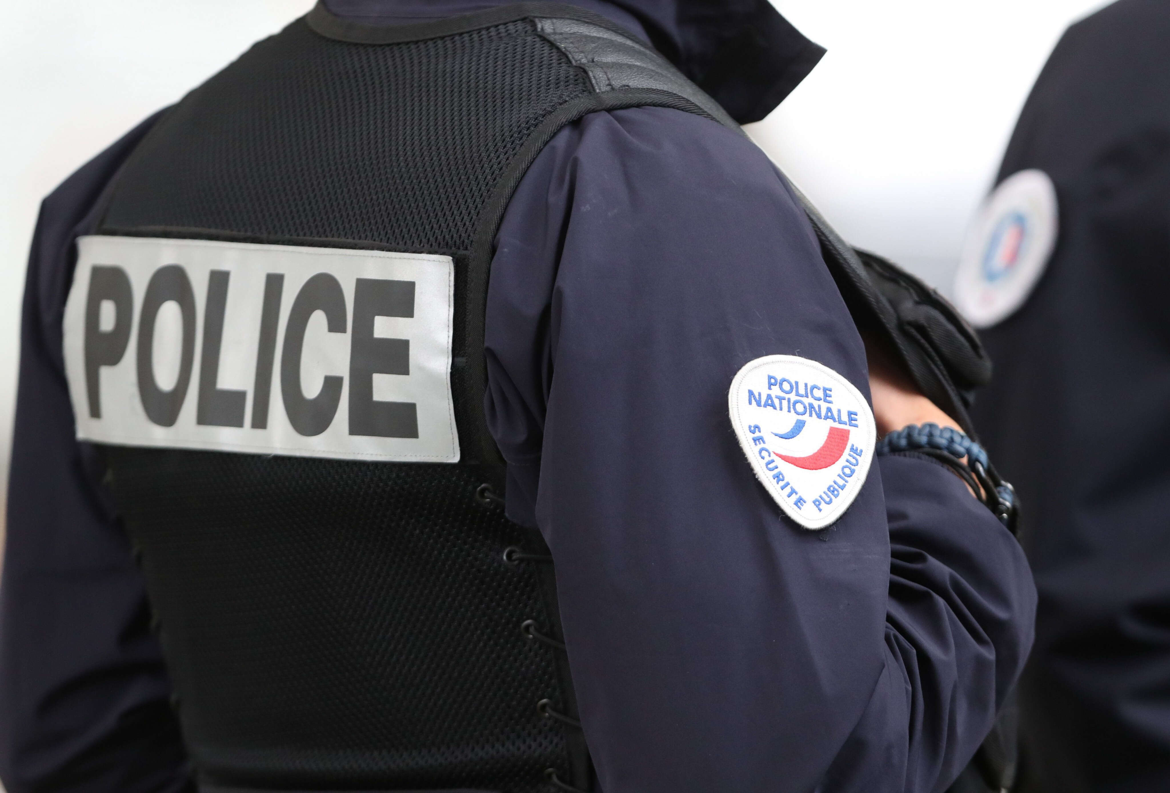 Lorient : mécontent de recevoir la visite d’un huissier, un entrepreneur attaque trois policiers au sabre