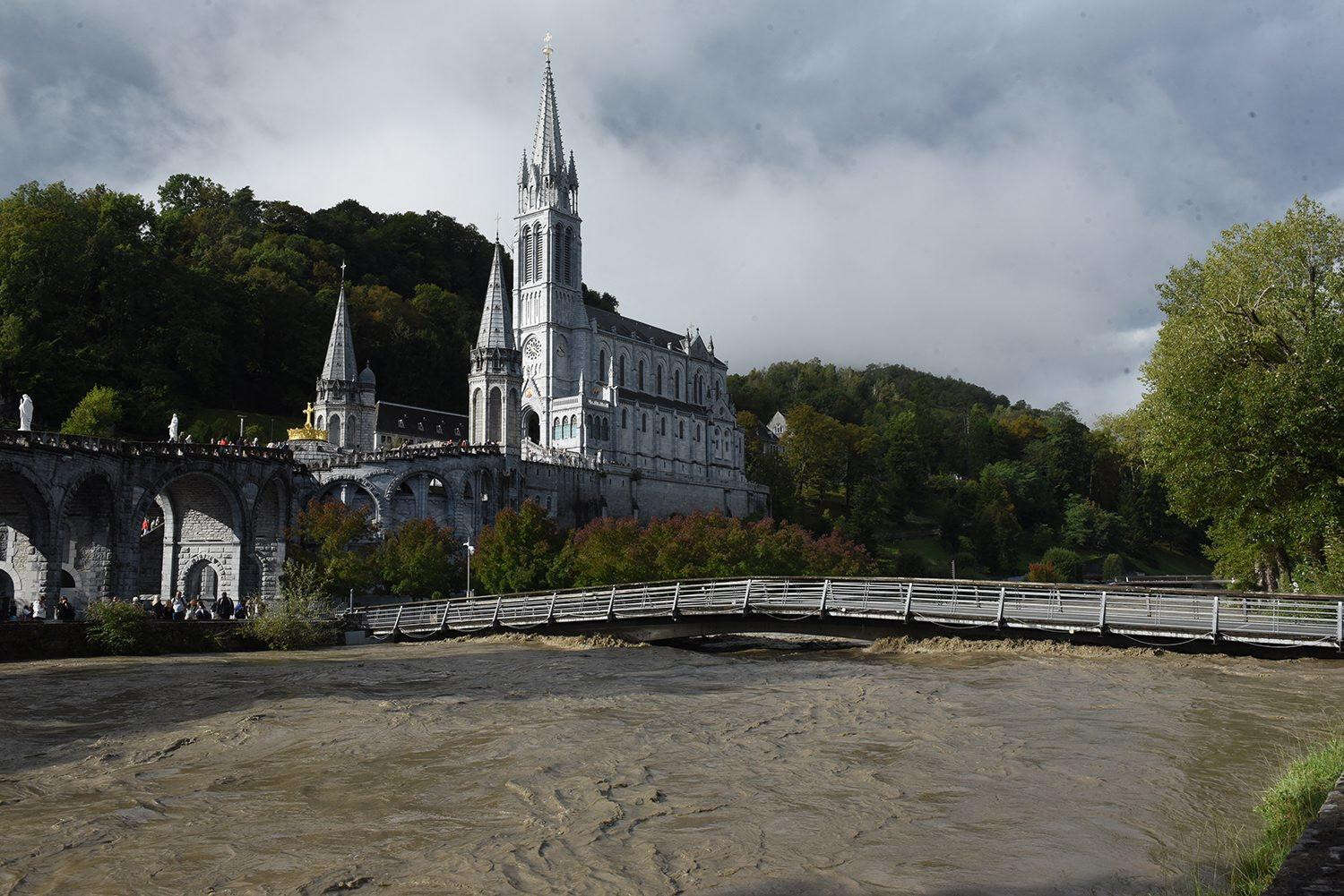 La grotte du sanctuaire de Lourdes a rouvert au public après des inondations