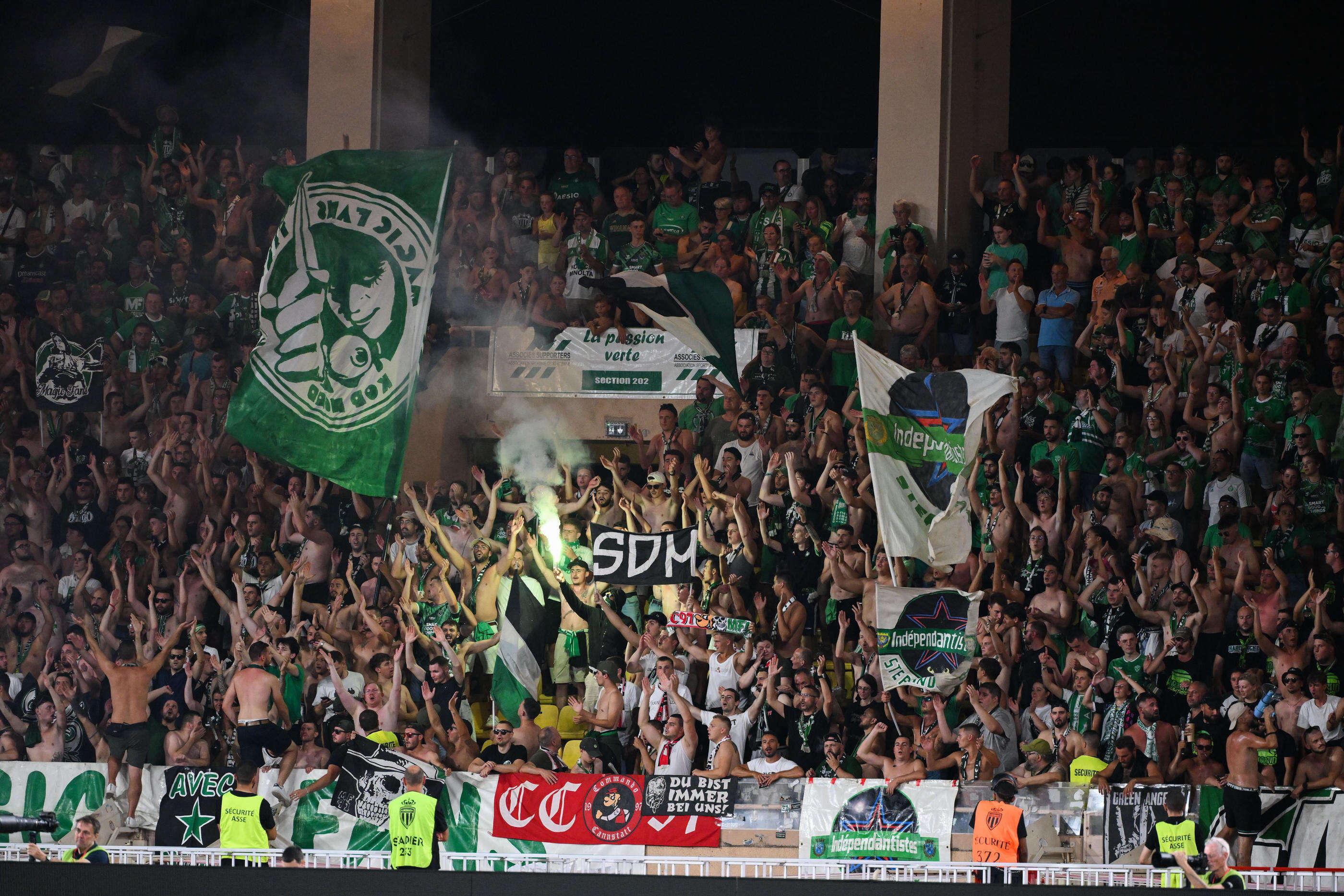 Une supportrice de Saint-Étienne perd son maillot collector à Monaco, le club lui en offre un nouveau