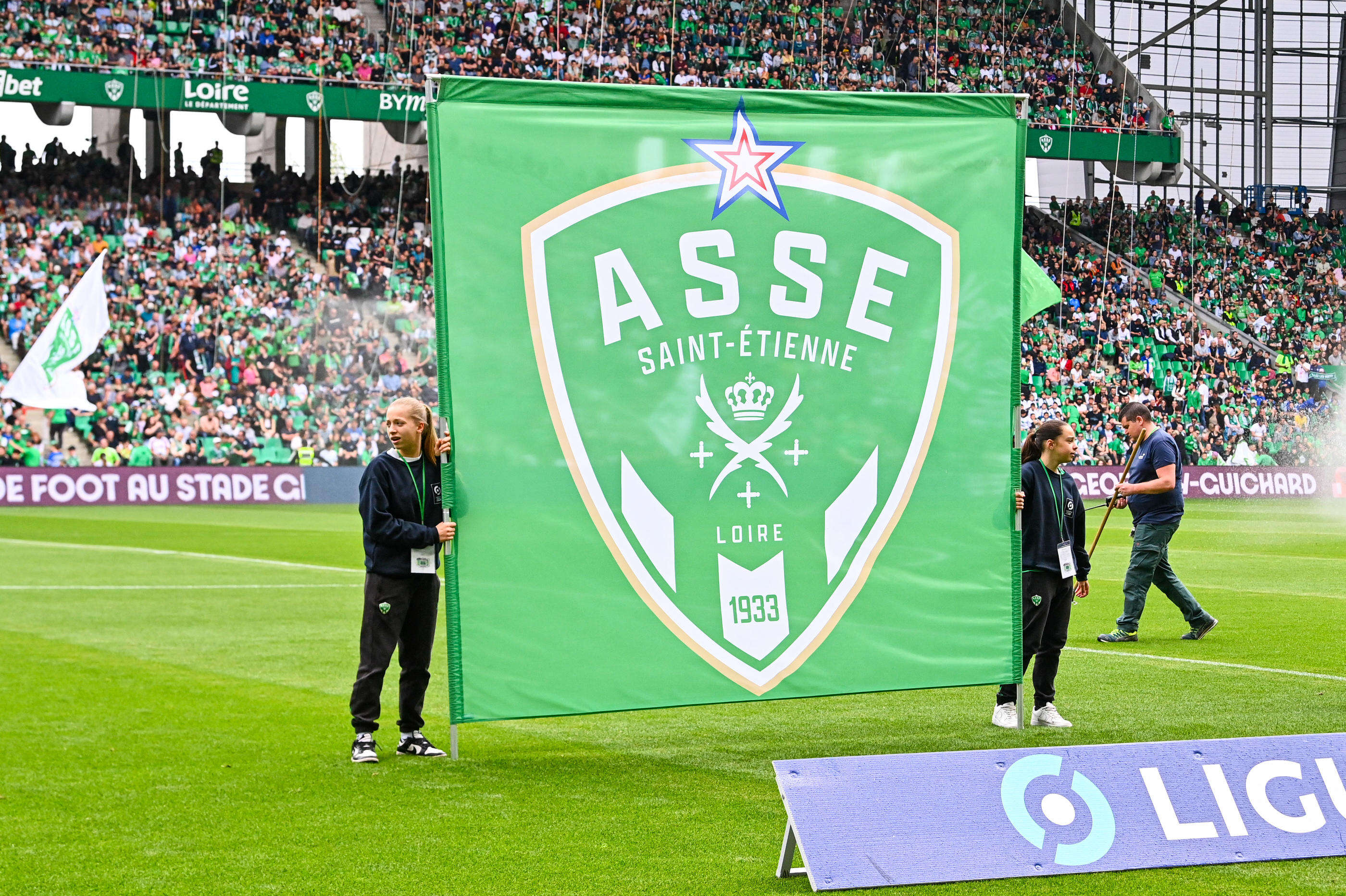 Ligue 1 : l’AS Saint-Étienne porte plainte après des tags « Mort aux Verts » autour de Geoffroy-Guichard