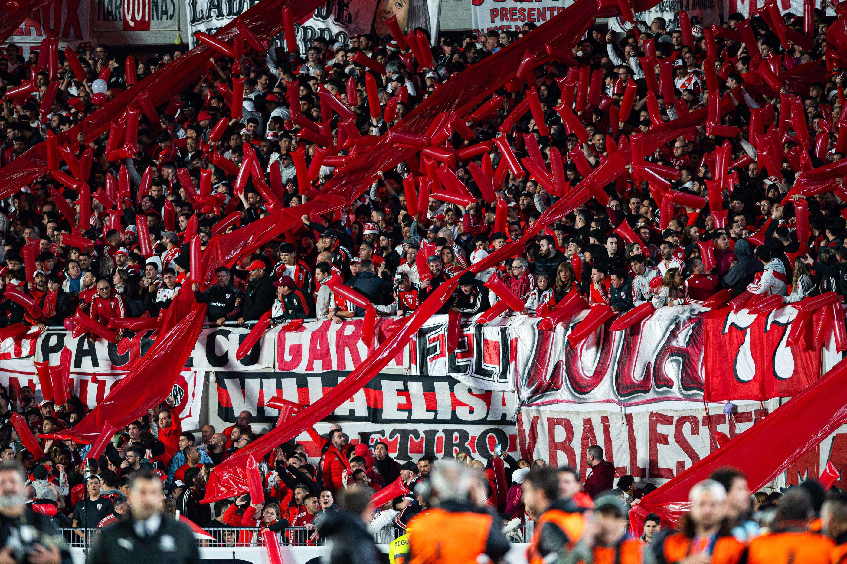 Football : l’Argentine conteste l’interdiction d’un drapeau des fans de River Plate revendiquant les Malouines