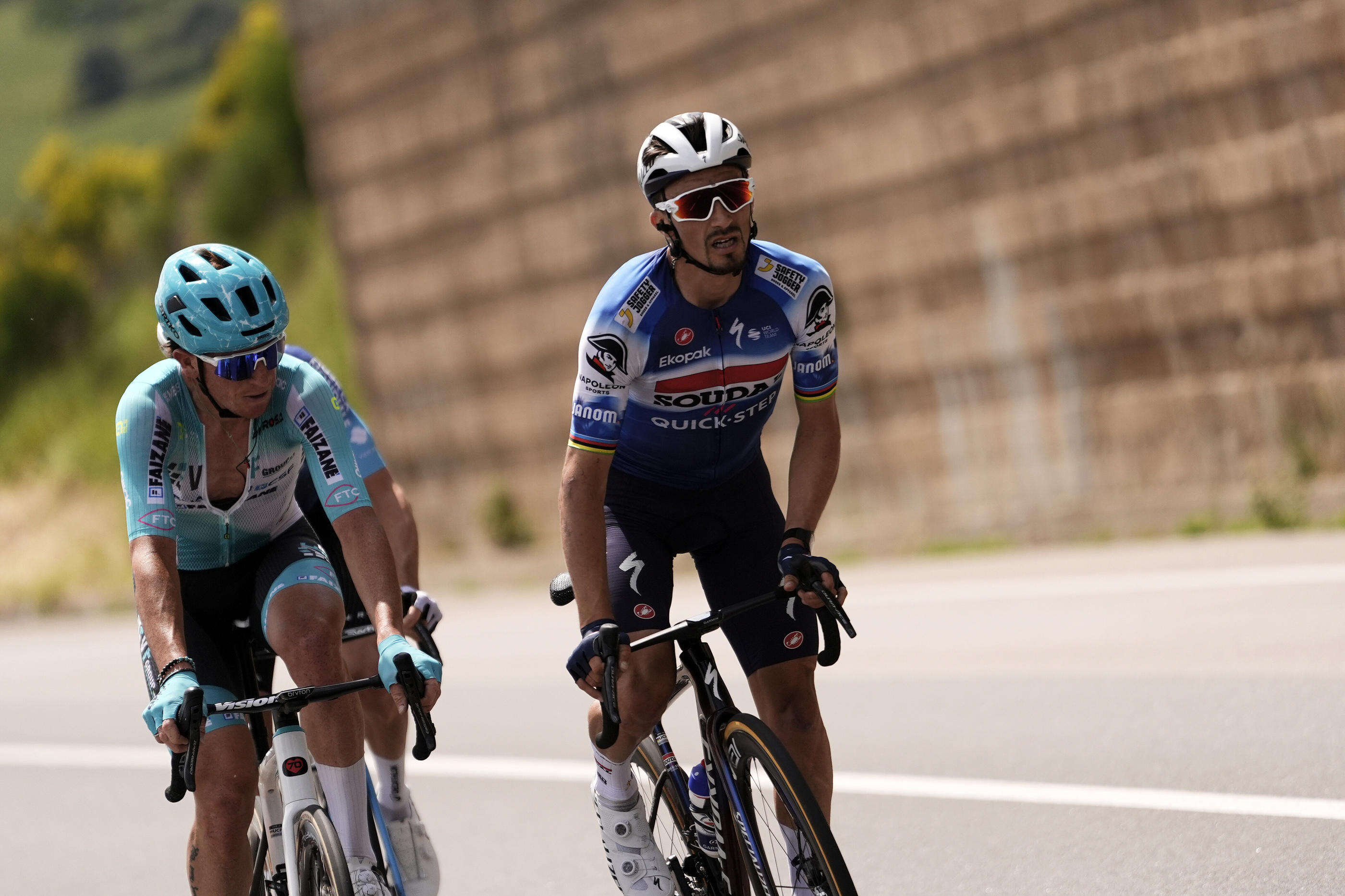 Giro 2024 : frustration pour Julian Alaphilippe devancé au sprint par Pelayo Sanchez à l’arrivée de la 6e étape