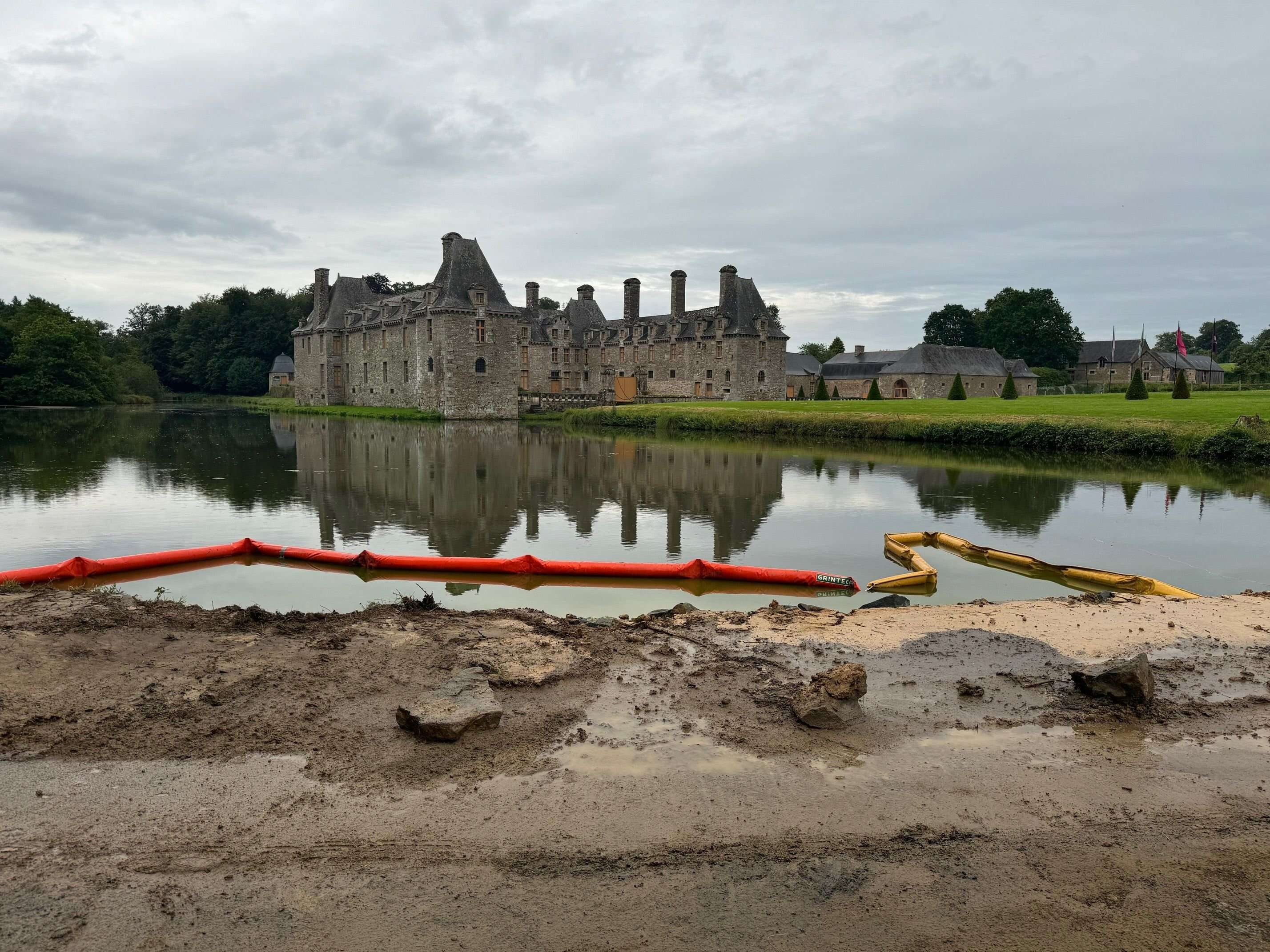 En Ille-et-Vilaine, la digue d’un château classé du XVIe siècle s’écroule à cause du passage d’engins agricoles