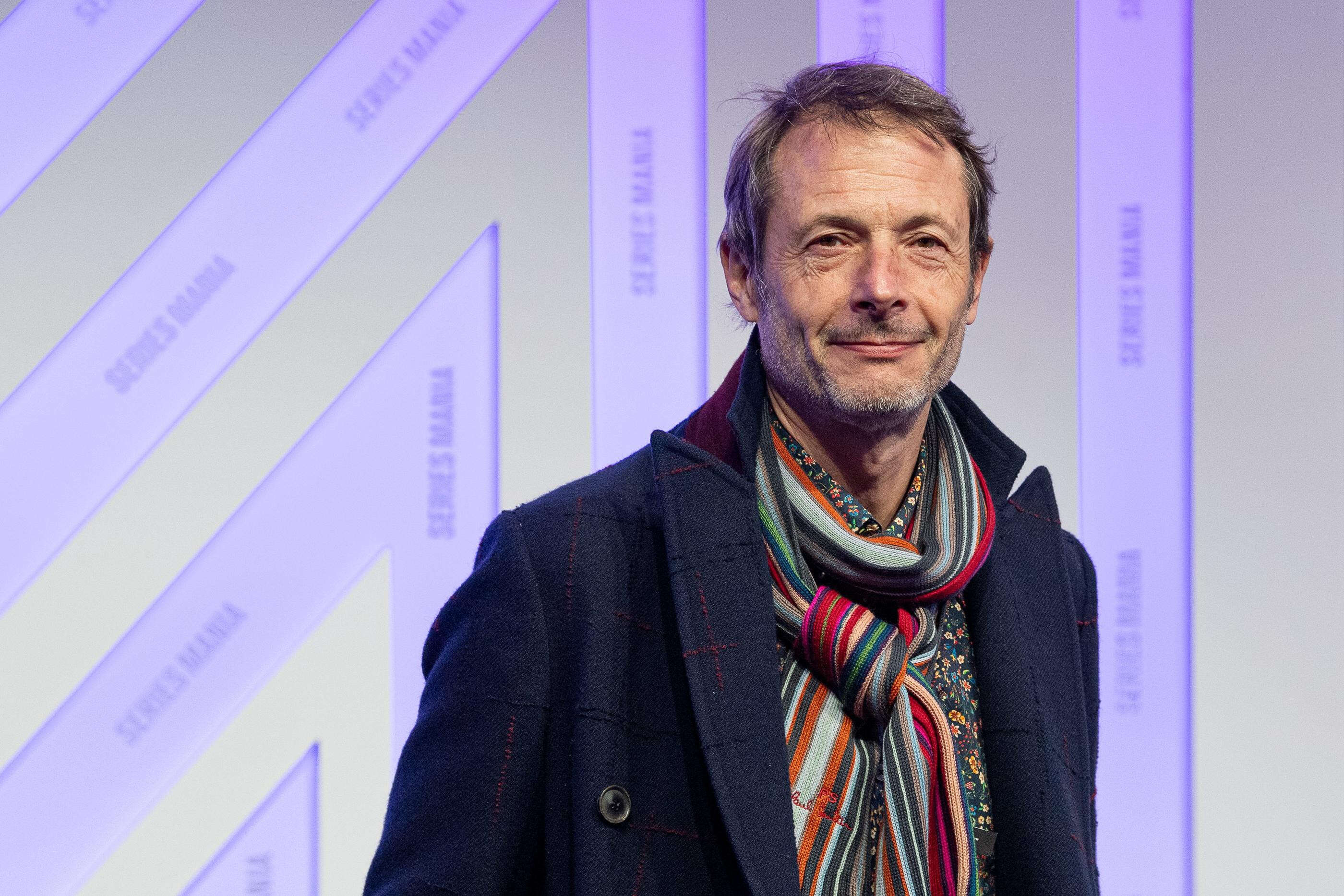 France 2 : Jean-Xavier de Lestrade débute le tournage de sa prochaine série, « Des Vivants »