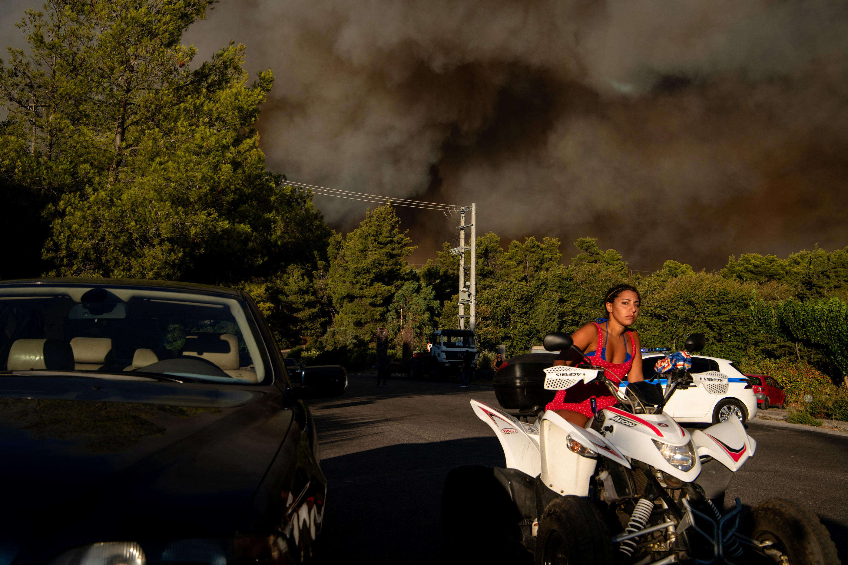 « Suivez les instructions d’évacuation » : près d’Athènes, un violent incendie menace plusieurs villes