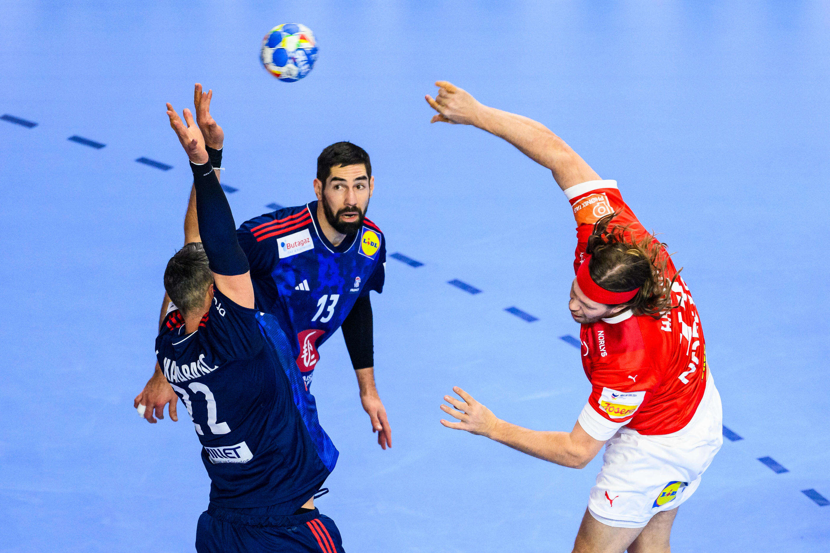 Match de légendes et avant-goût de finale : pour Karabatic et les Bleus du hand, c’est parti pour l’aventure