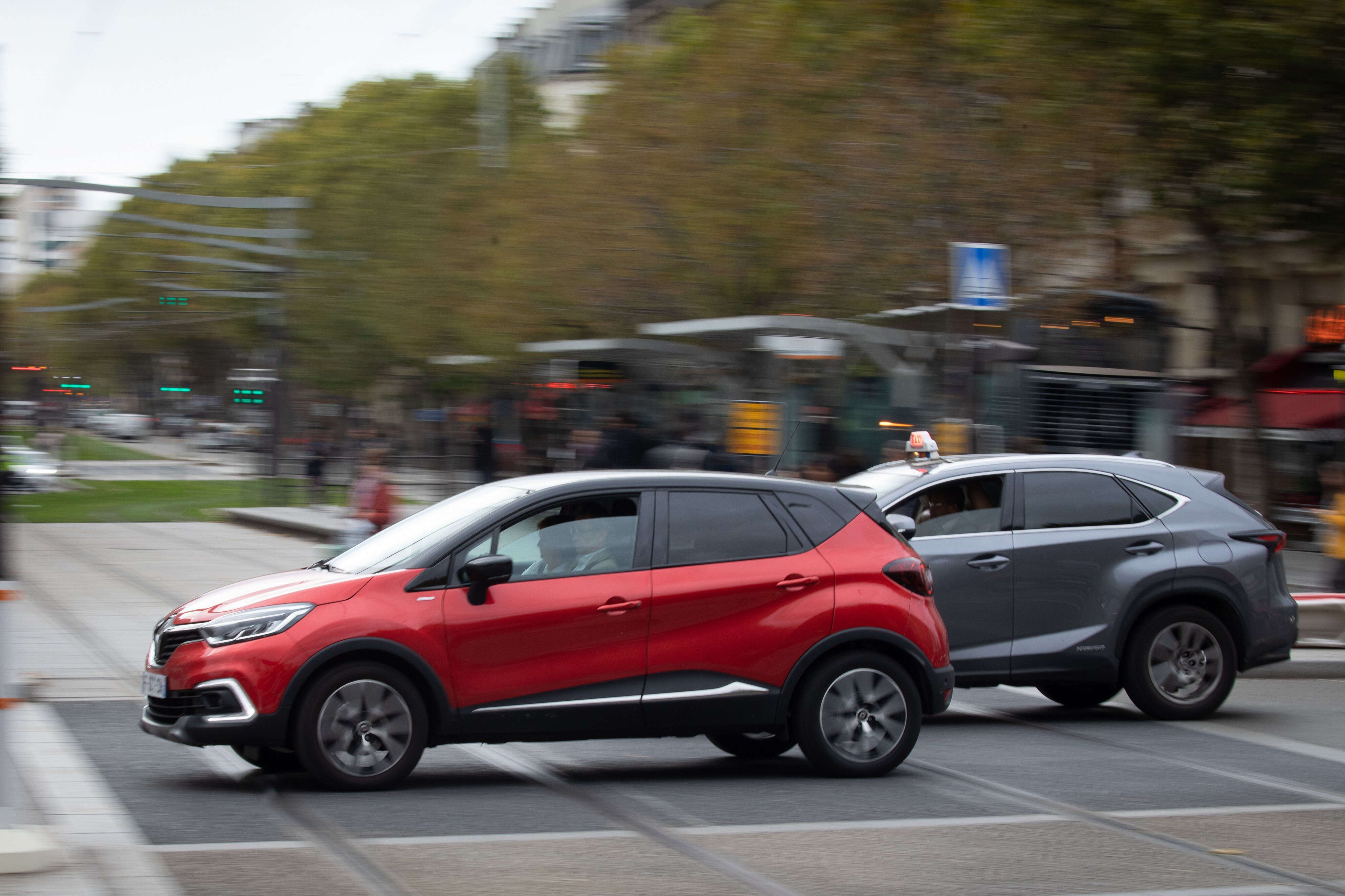 Le triplement du tarif de stationnement des SUV à Paris légèrement assoupli pour les hybrides