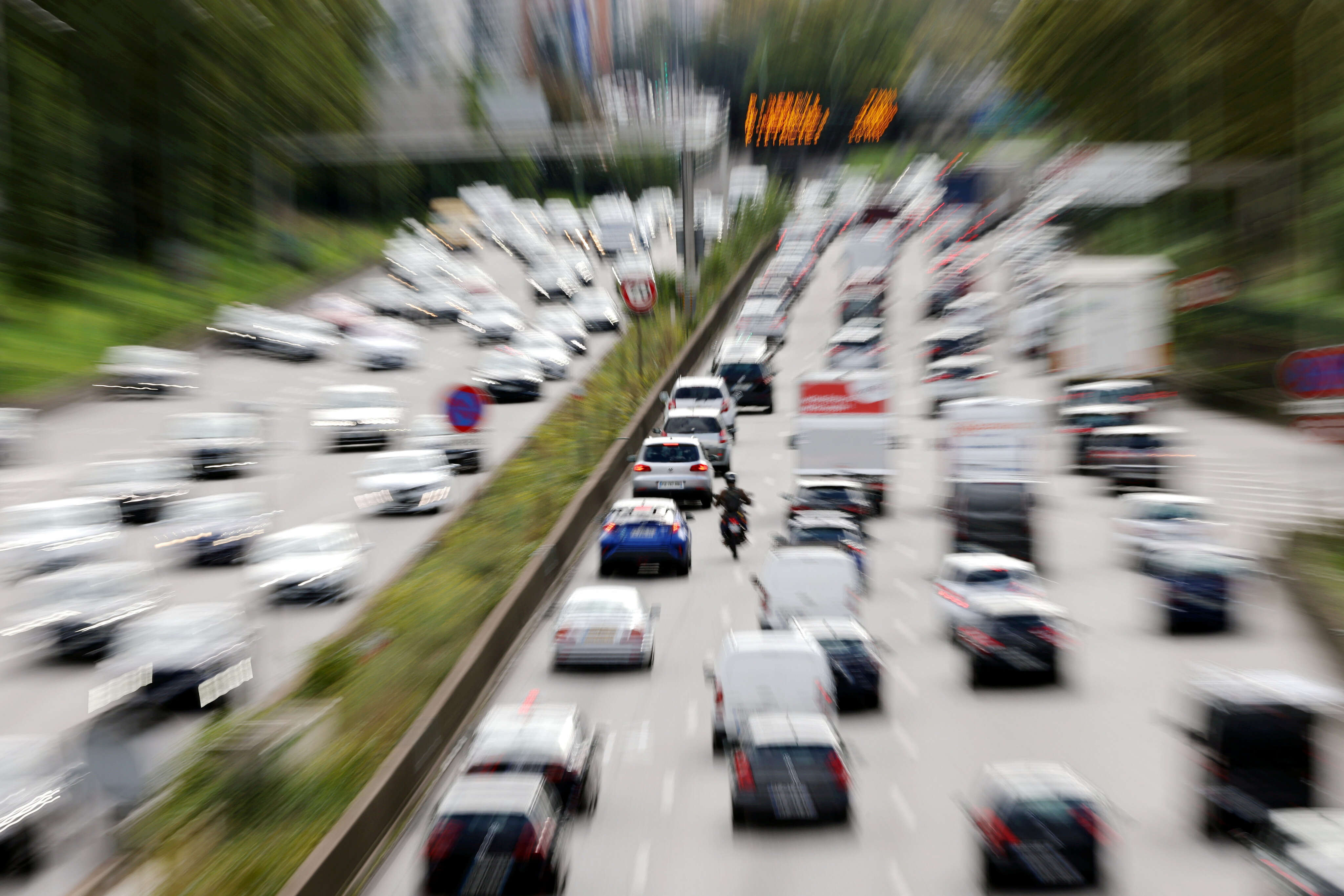 Périphérique à 50 km/h : des sénateurs demandent au gouvernement de rétablir l’inter-files pour les deux-roues