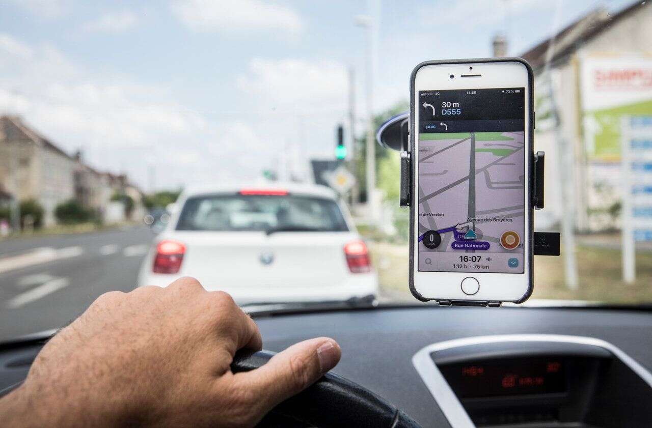 « Mon Waze est soudainement passé en arabe » : l’application GPS confrontée à un bug massif