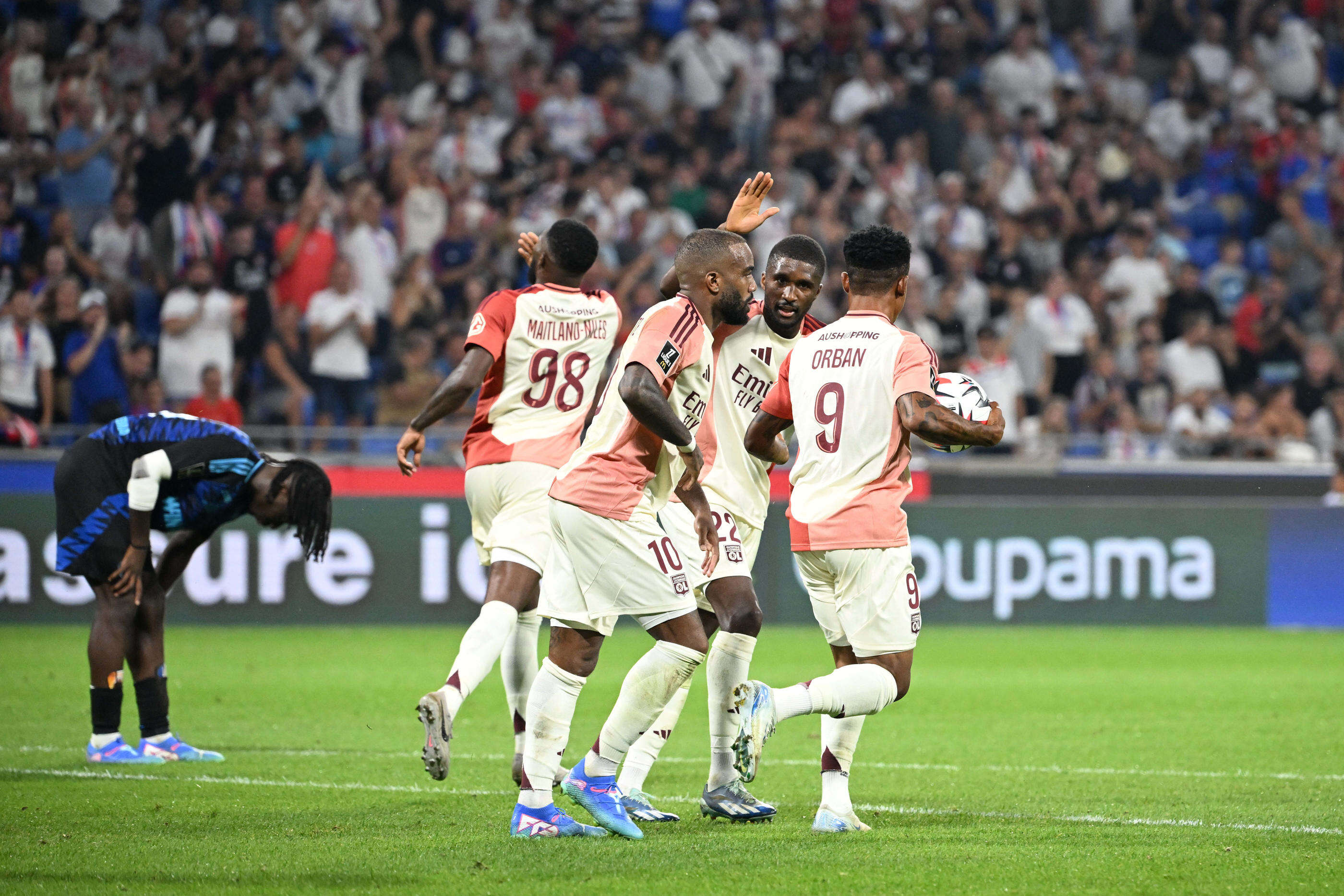 Lyon-Strasbourg (4-3) : un OL spectaculaire et à réaction lance enfin sa saison en Ligue 1