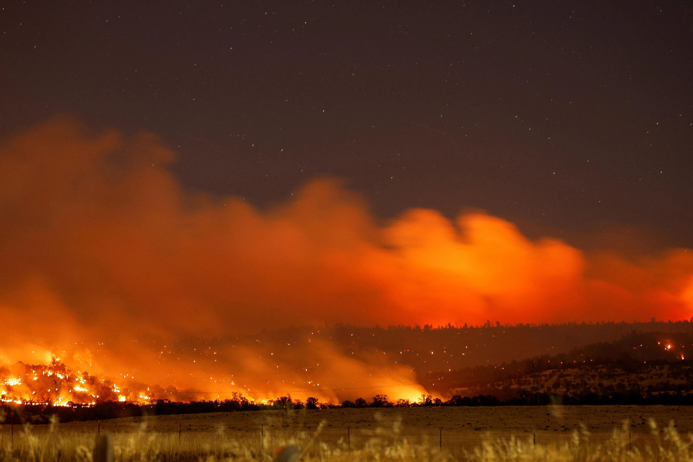 Californie : un violent incendie ravage près 300 km2 en 24 heures, des milliers de personnes évacuées