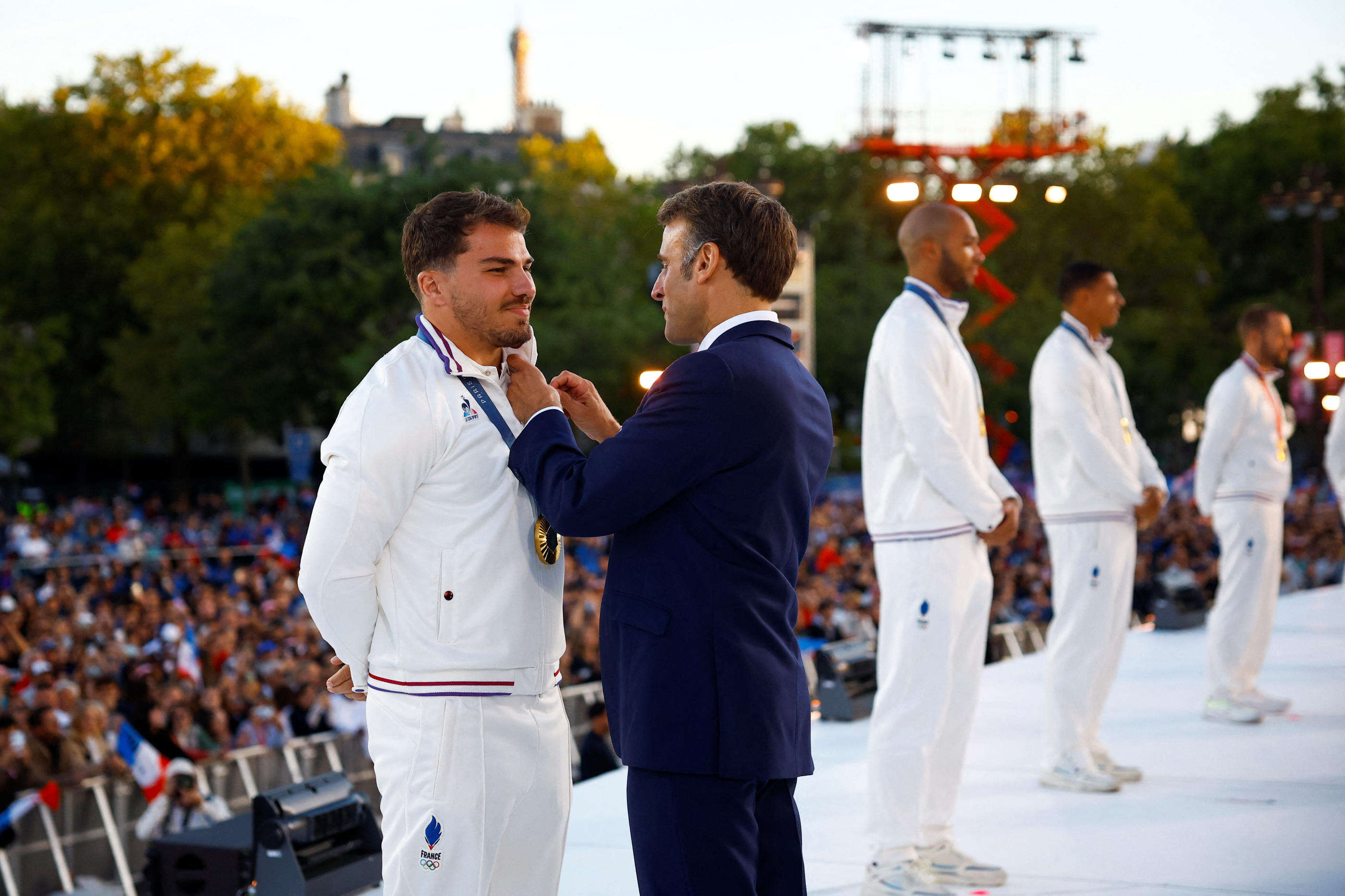 JO Paris 2024 : quand les rugbymen se mettent à danser devant l’Arc de Triomphe et Emmanuel Macron