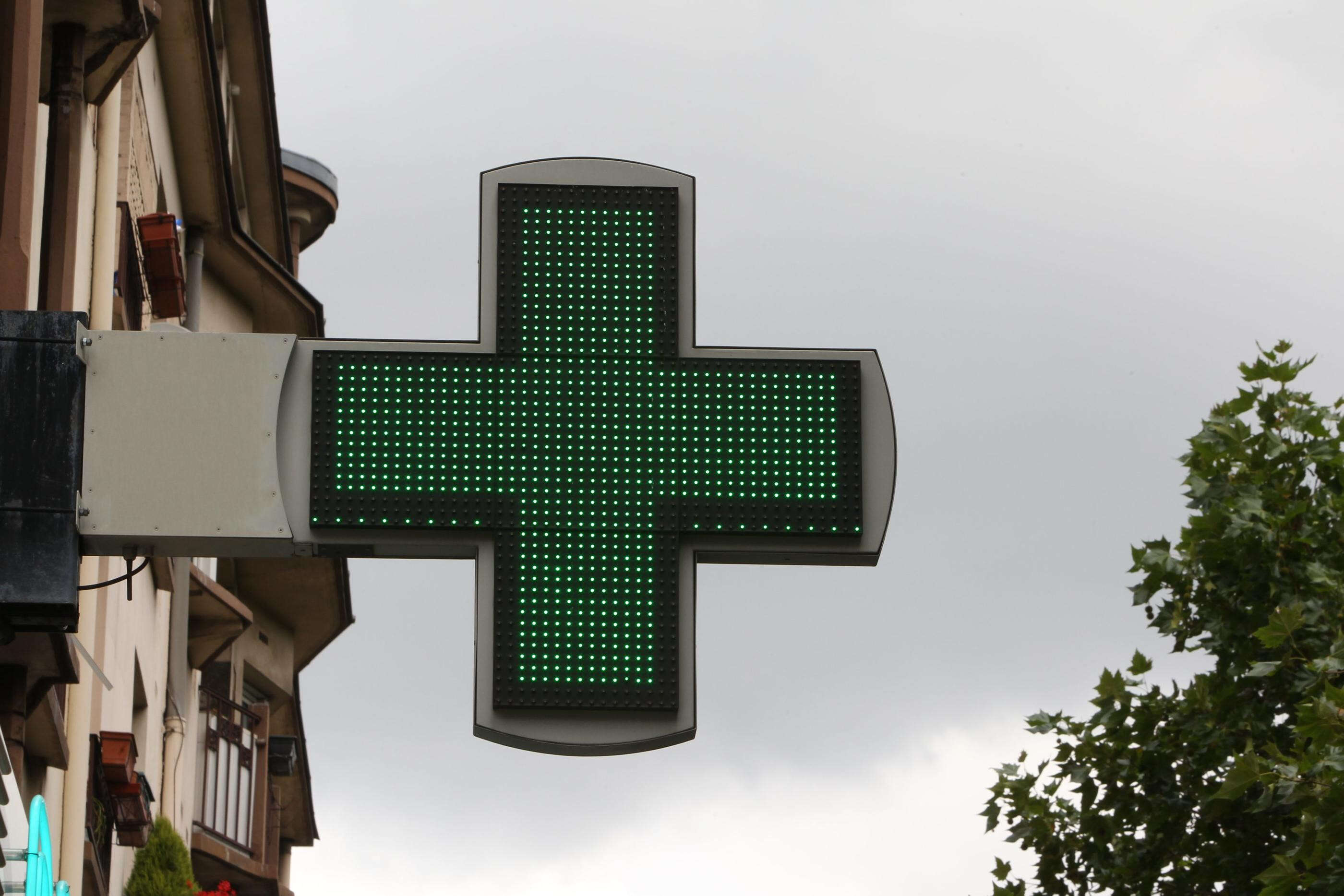 Paris : un homme braque un pharmacien, les salariés et clients le neutralisent