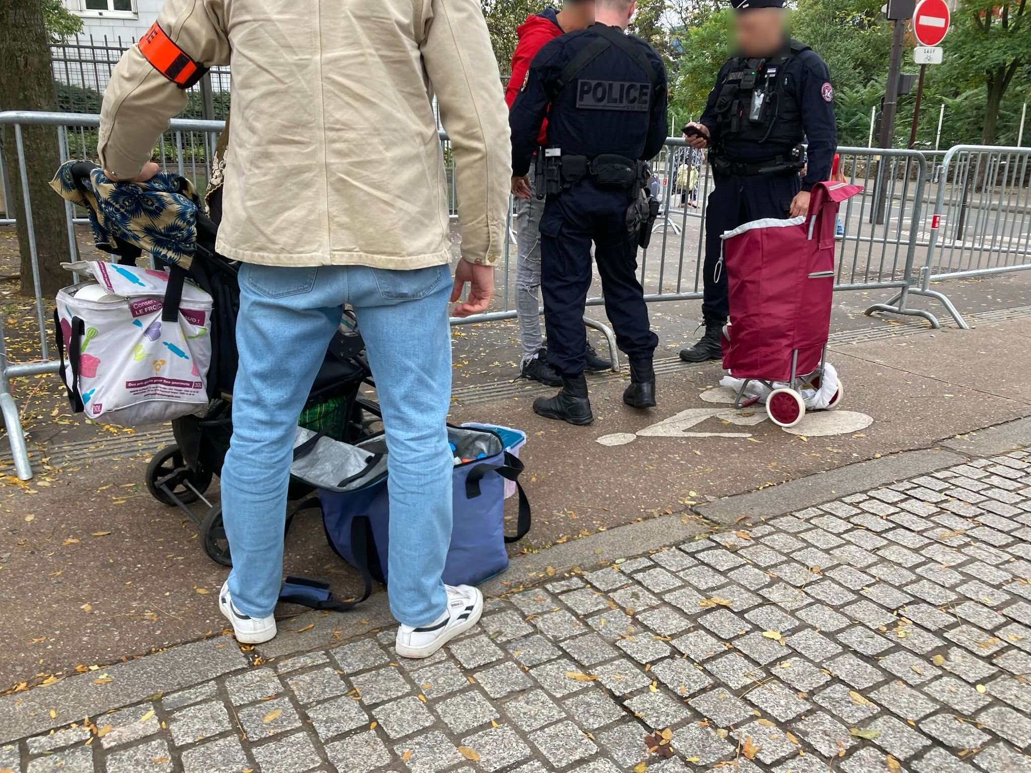 Vente à la sauvette : le préfet de police veut « endiguer définitivement le phénomène » porte de Montmartre