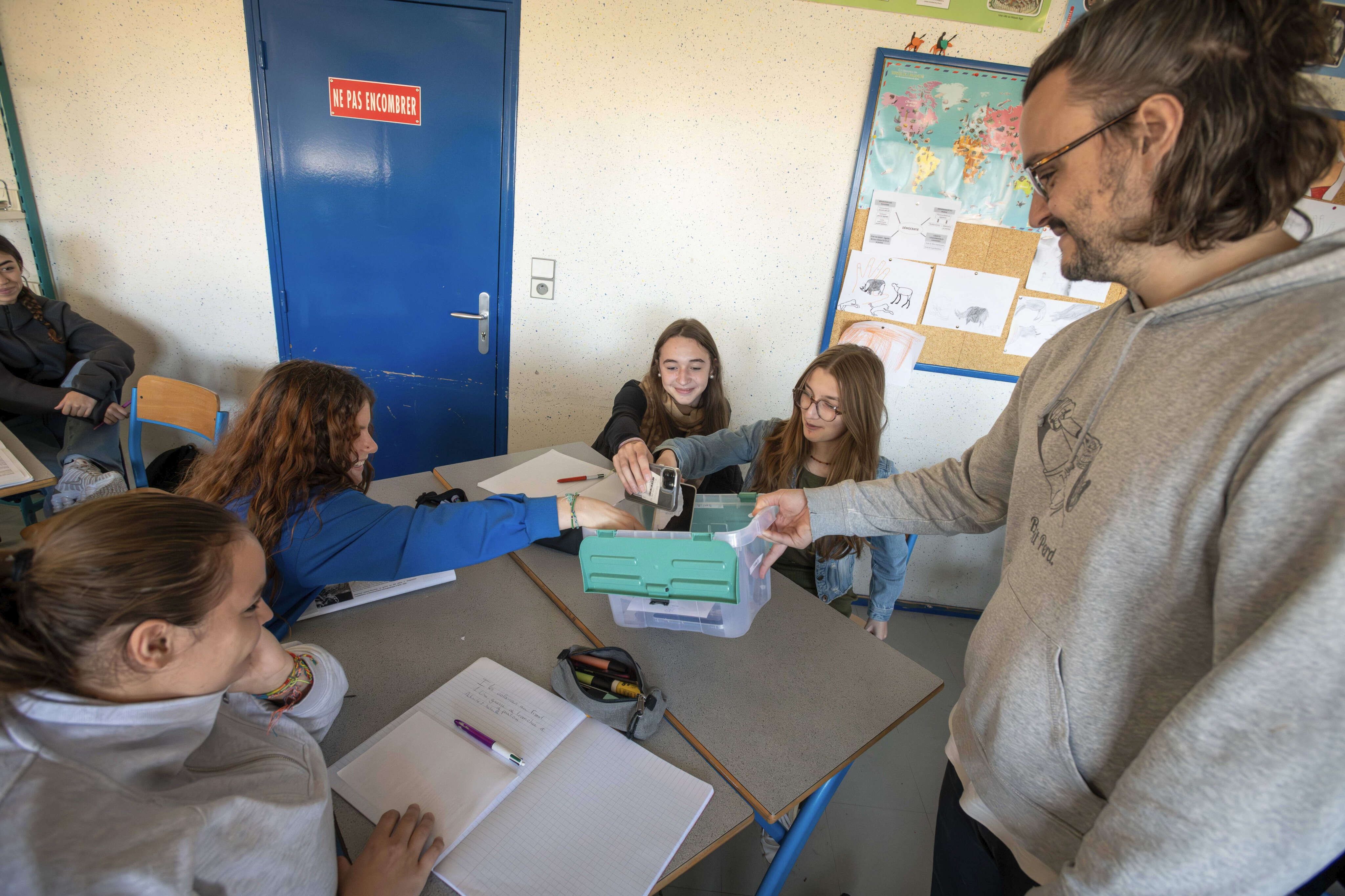 « C’est assez normal, sinon on serait tout le temps dessus » A Jonzac, les smartphones interdits de collège