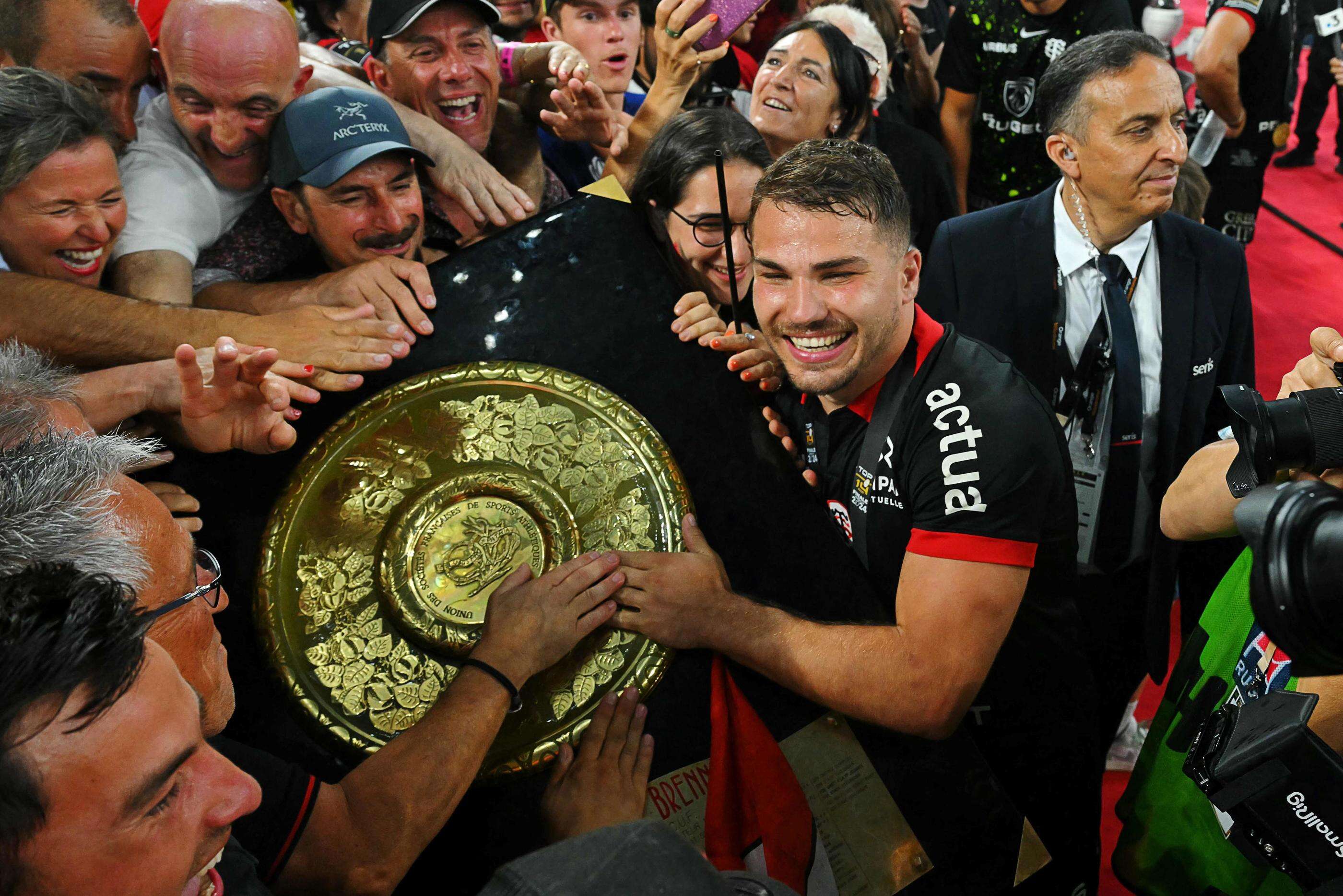 Rugby : la razzia d’Antoine Dupont, élu meilleur joueur de Top 14 et meilleur international français