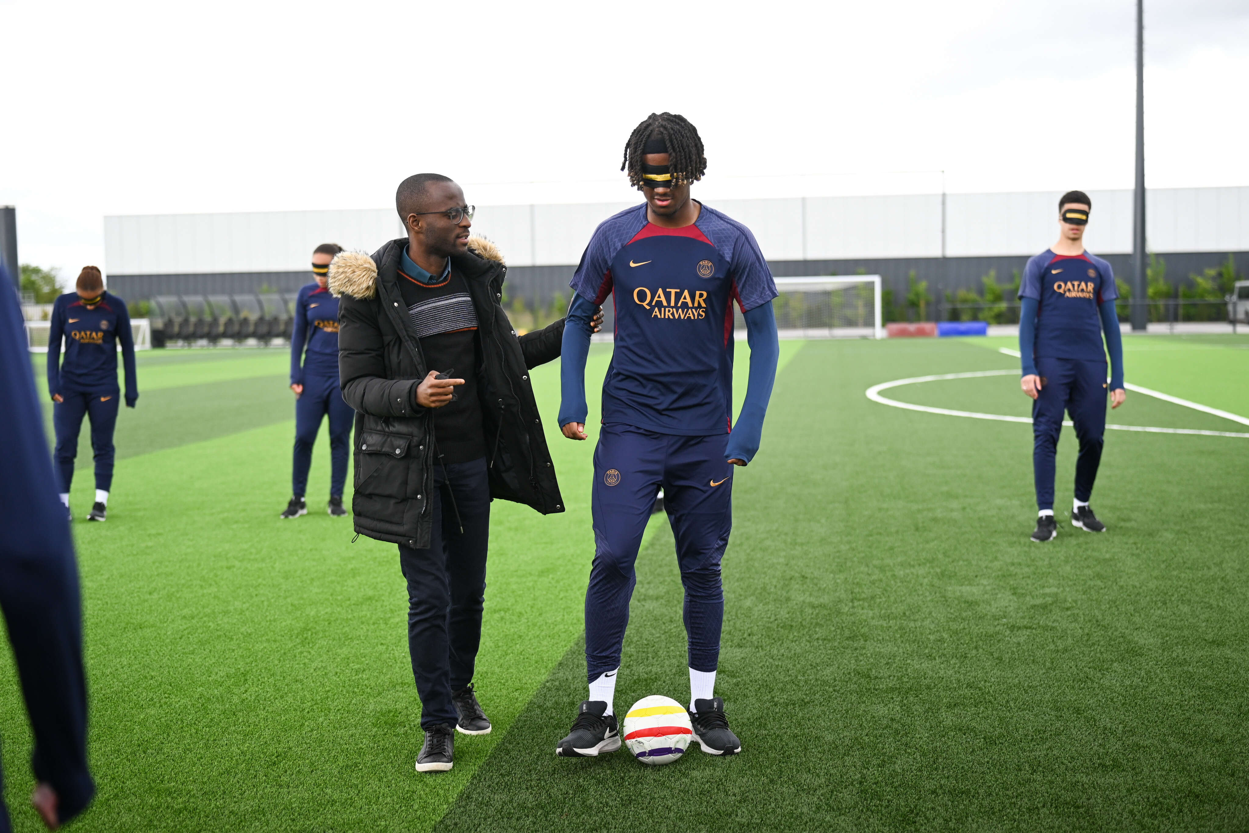 « La vie ne s’est pas arrêtée parce que j’ai perdu la vue » : le PSG sensibilise ses jeunes au cécifoot à l’approche des Jeux