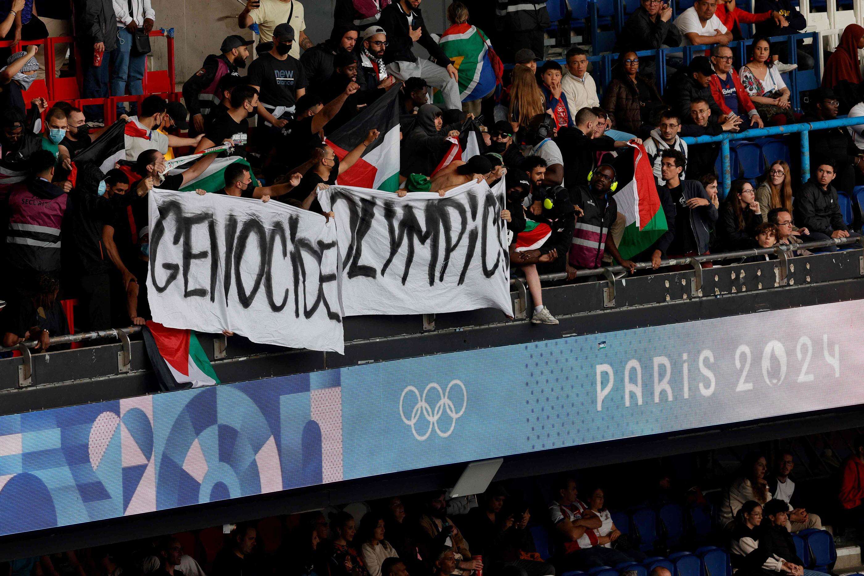 Banderole «Genocide Olympics» et gestes «antisémites » : le match Israël-Paraguay émaillé d’incidents, une plainte déposée