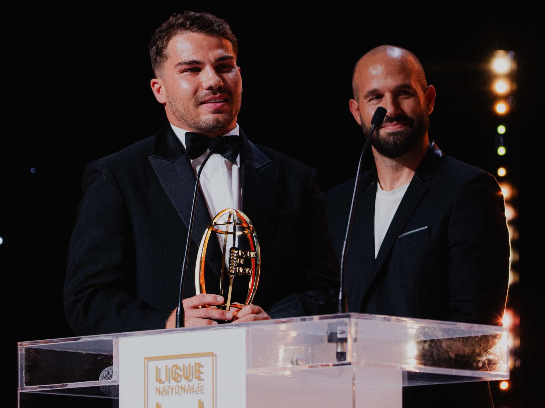 « Le porte-drapeau de notre sport » : « l’extraterrestre » Antoine Dupont porté aux nues par le rugby français