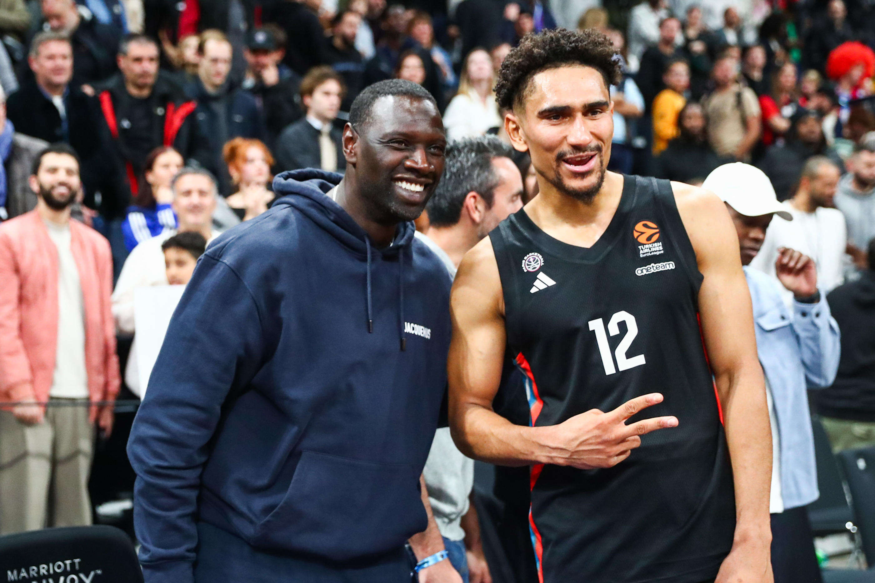 « Bien joué, bravo les gars ! » : quand Omar Sy célèbre la victoire du Paris Basketball dans les vestiaires